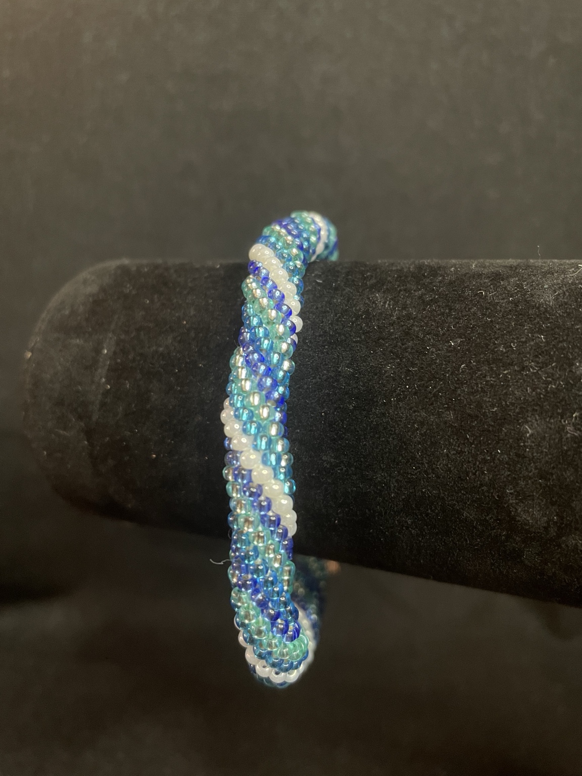 Handgefertigtes Spiral-Perlenarmband „Ozeanblau“ – Glasperlen Armband in Blau, Türkis & Weiß – Bild 2