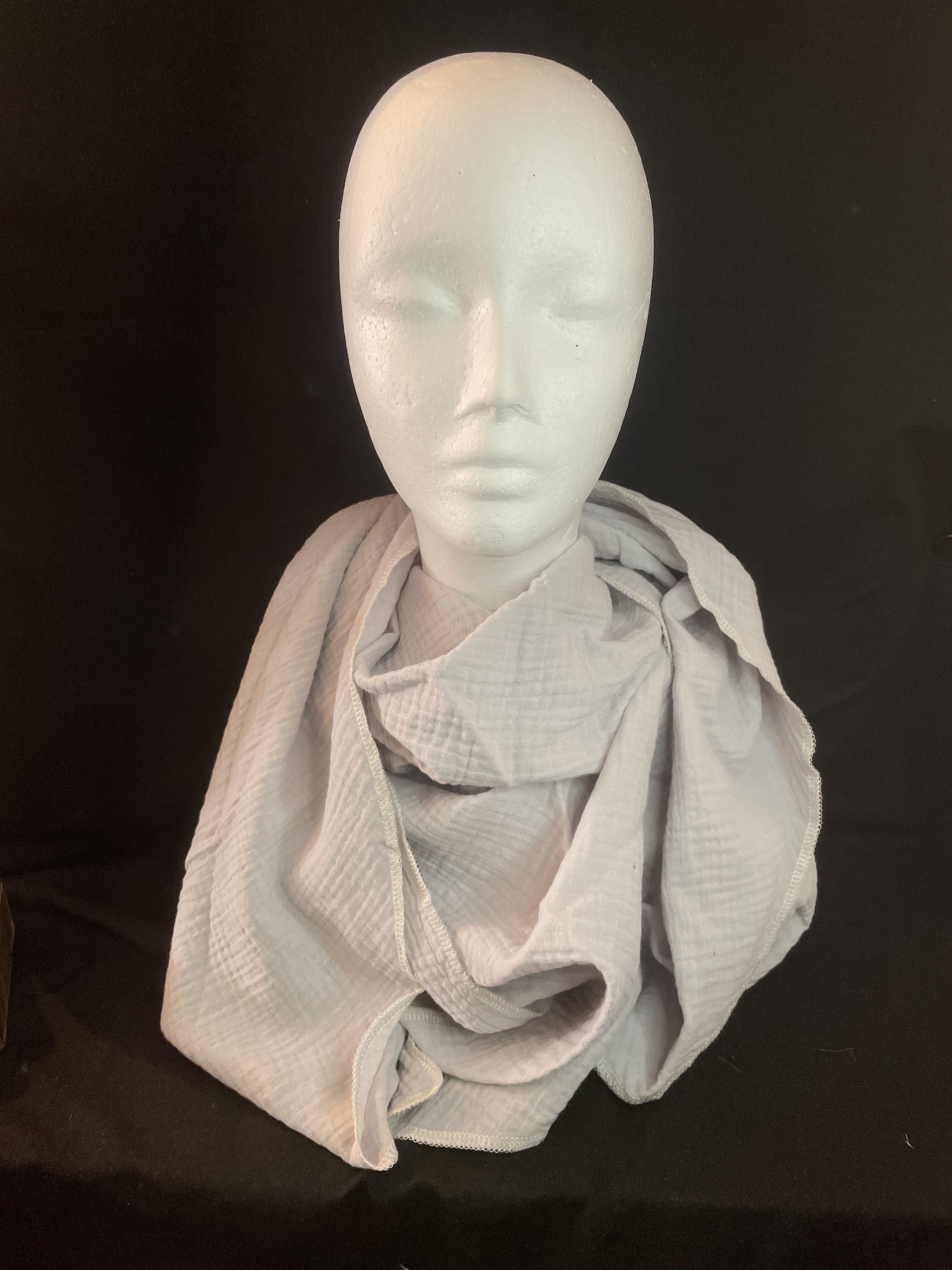 Musselin Dreieckstuch „Pearl Grey“ – Hellgrau mit Kontrastnaht