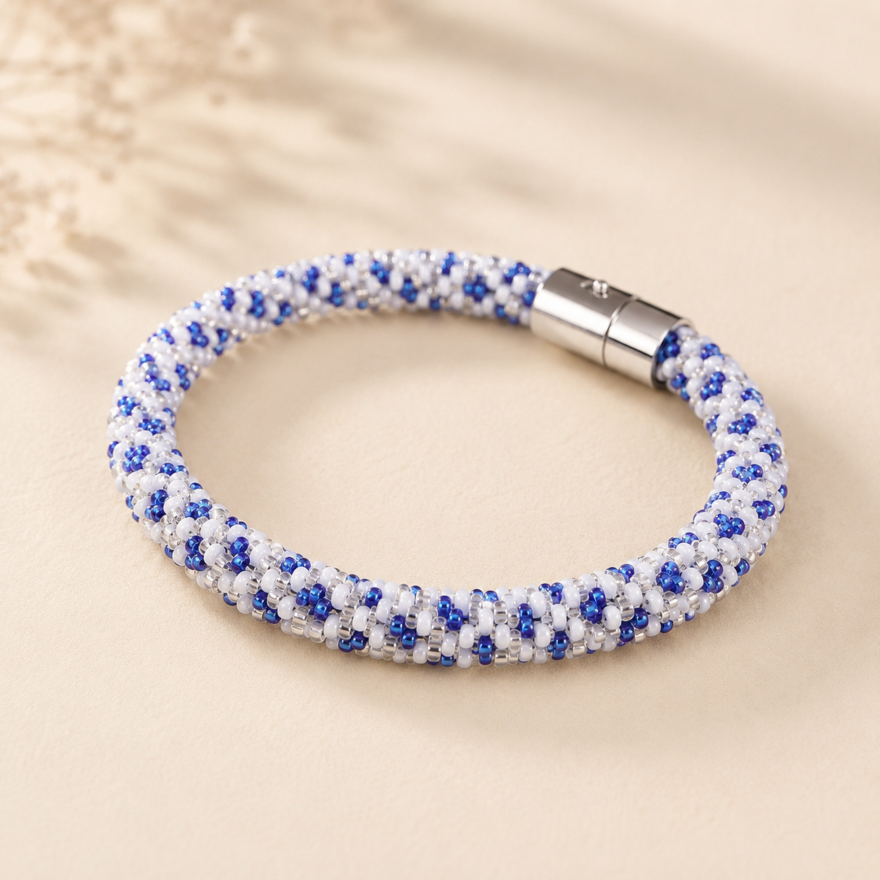 Handgefertigtes Glasperlenarmband „Blue Spark“ – Magnetarmband in Royalblau, Weiß & Kristallklar