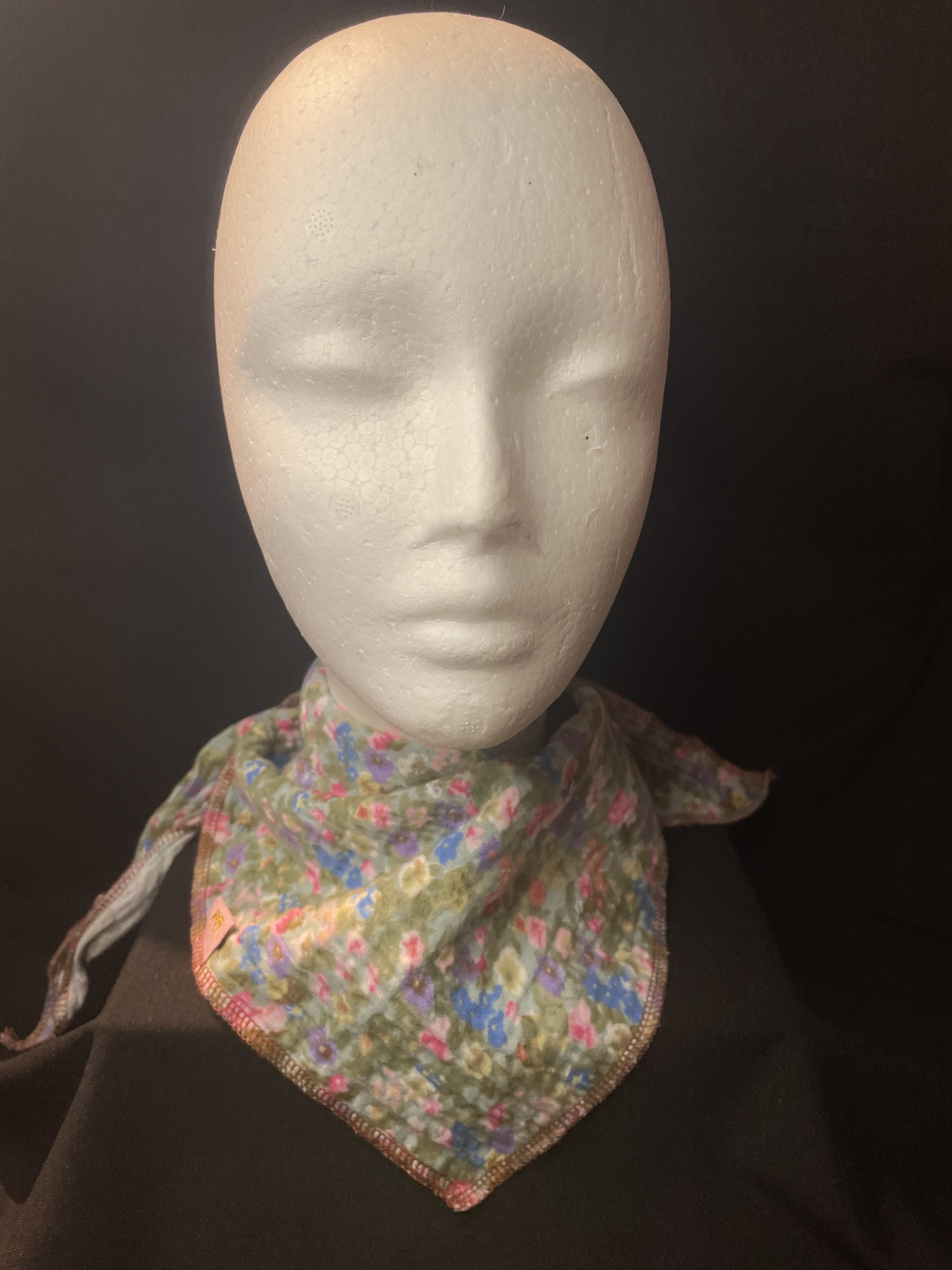 Musselin Dreieckstuch „Wildflower“ – Grün mit floralen Blüten