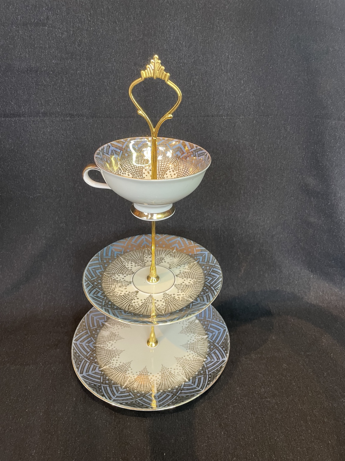 Upcycling Etagere aus Sammeltasse – Gold