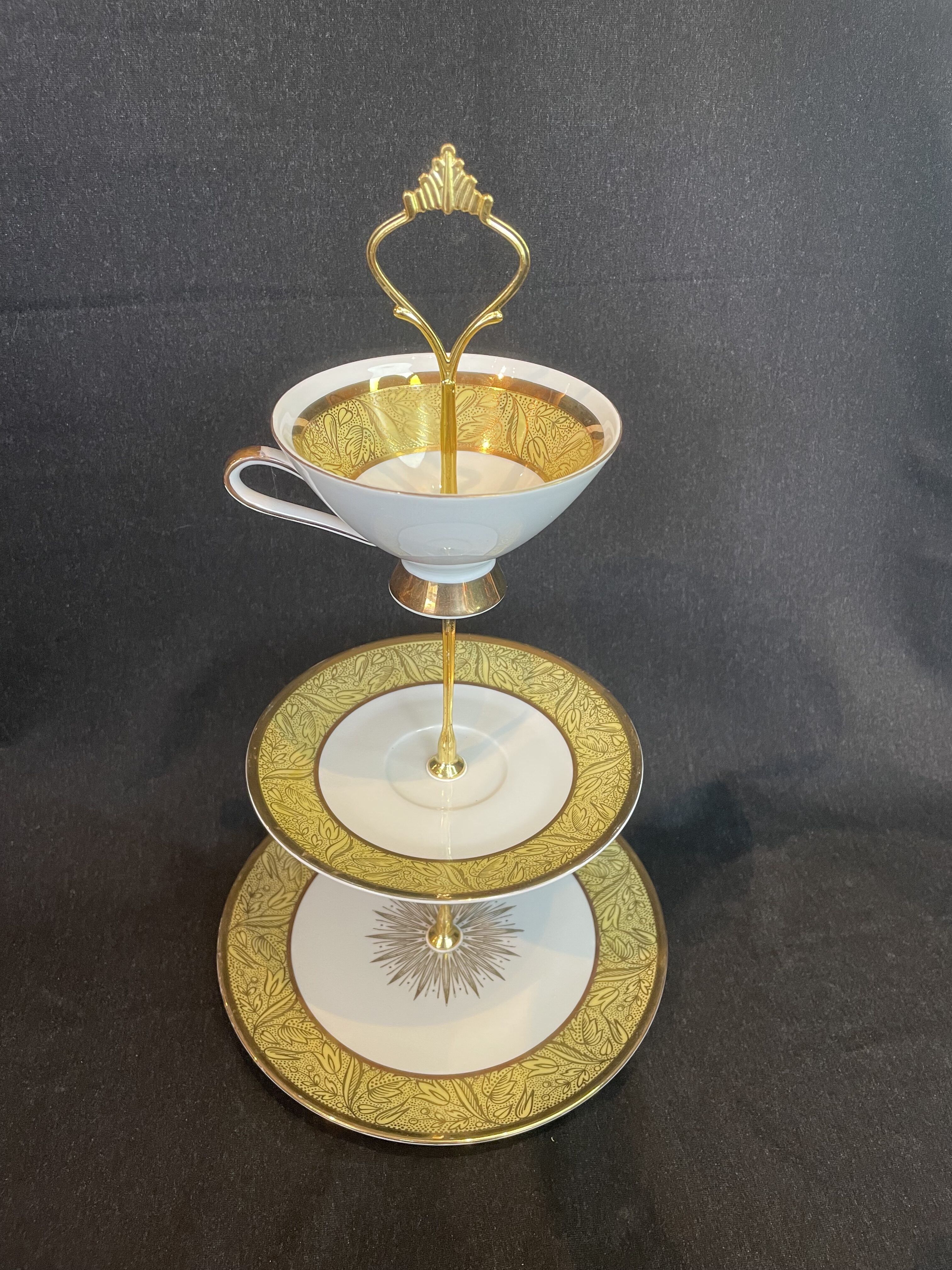 Upcycling Etagere aus Sammeltasse – Goldornament