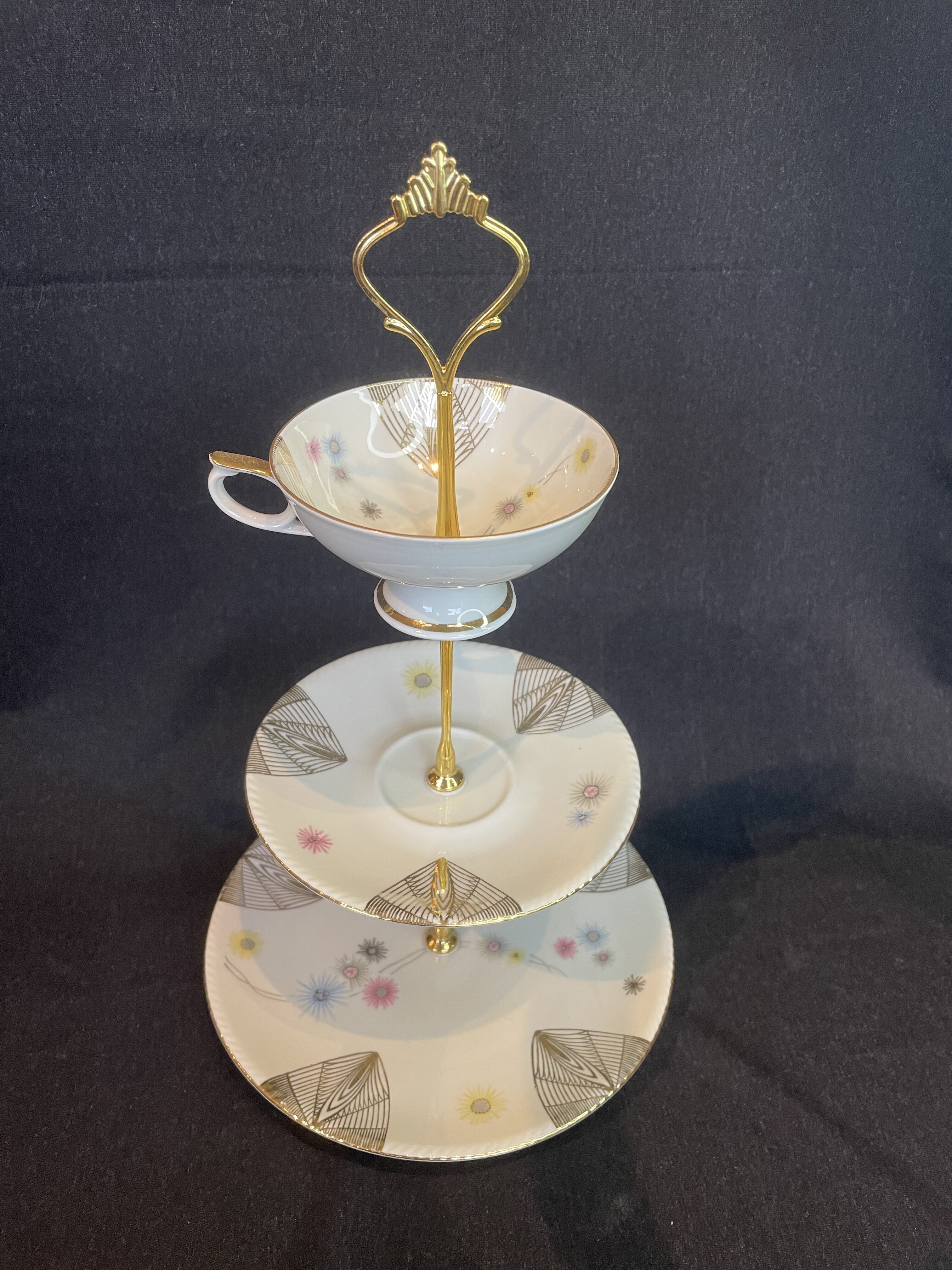 Upcycling Etagere aus Sammeltasse – Floral