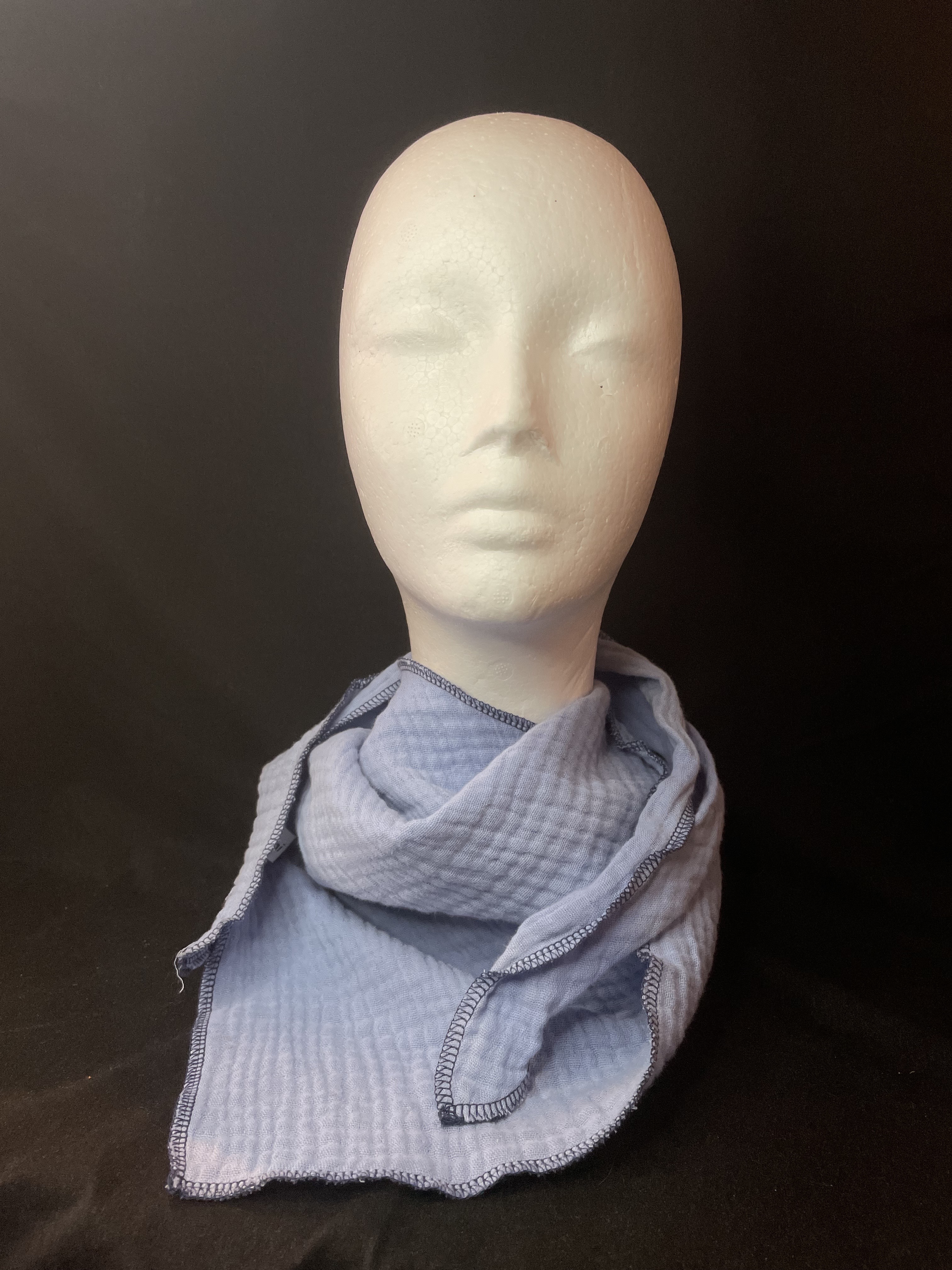 Hellblaues Musselin Dreieckstuch mit dunkler Overlocknaht locker um den Hals getragen