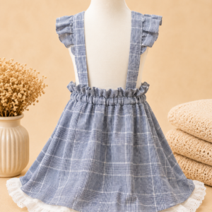 Blau-weiß karierter Mädchen Trägerrock mit überkreuzten Trägern, Volants und Spitzenabschluss im Vintage-Stil