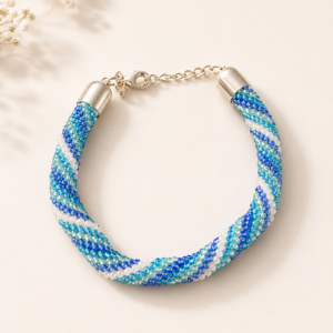 Handgefertigtes Spiral-Perlenarmband „Ozeanblau“ – Glasperlen Armband in Blau, Türkis & Weiß