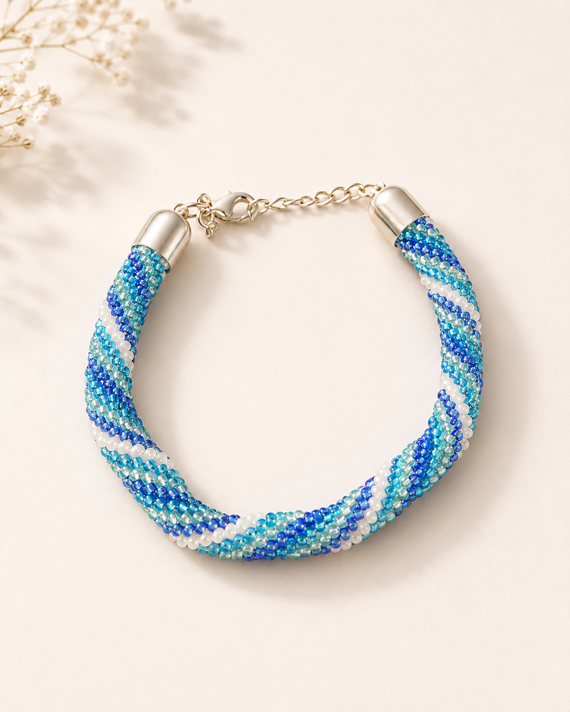 Handgefertigtes Spiral-Perlenarmband „Ozeanblau“ – Glasperlen Armband in Blau, Türkis & Weiß