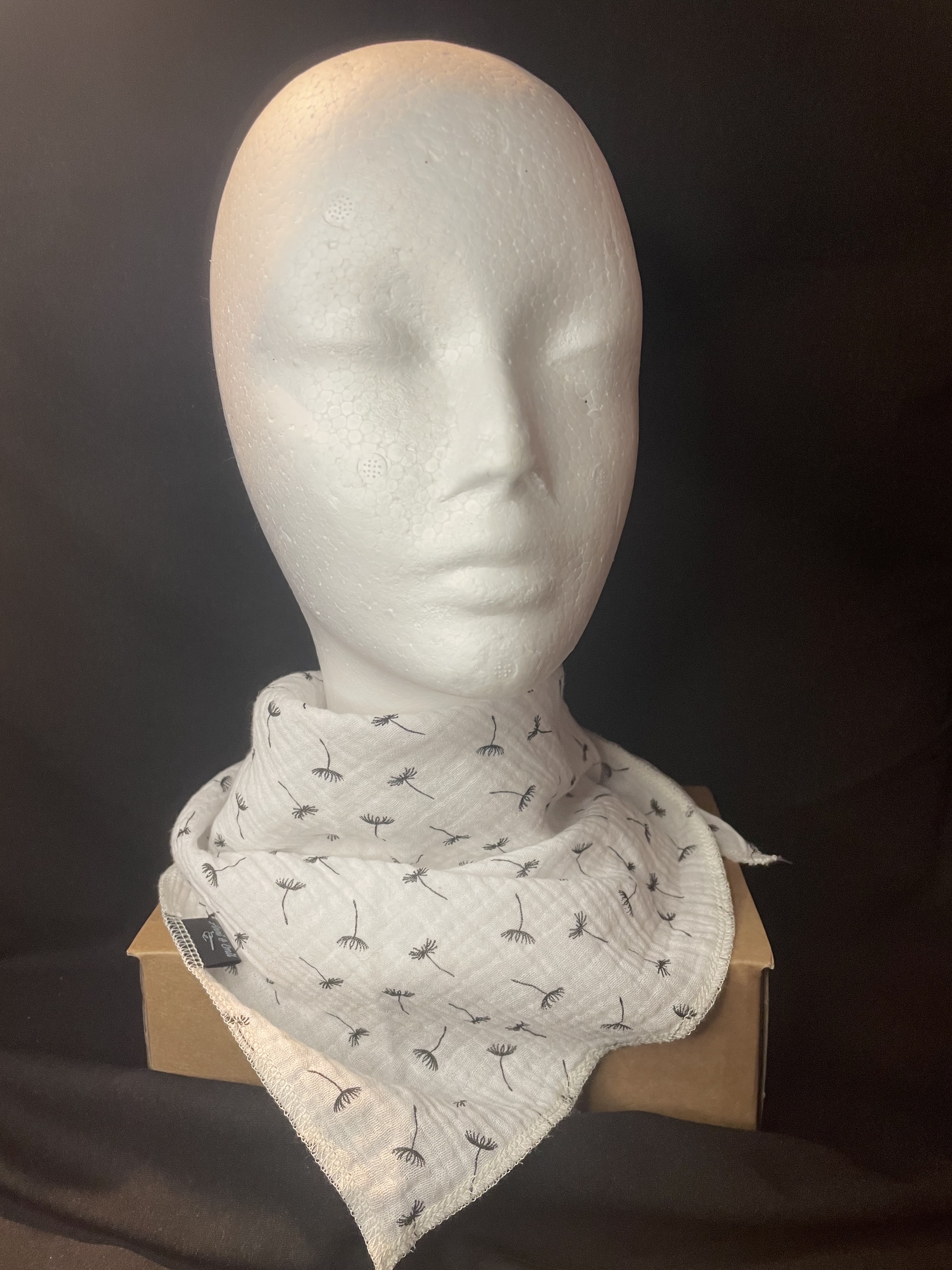 Musselin Dreieckstuch „Dandelion“ – Cremeweiß mit Pusteblumen-Print