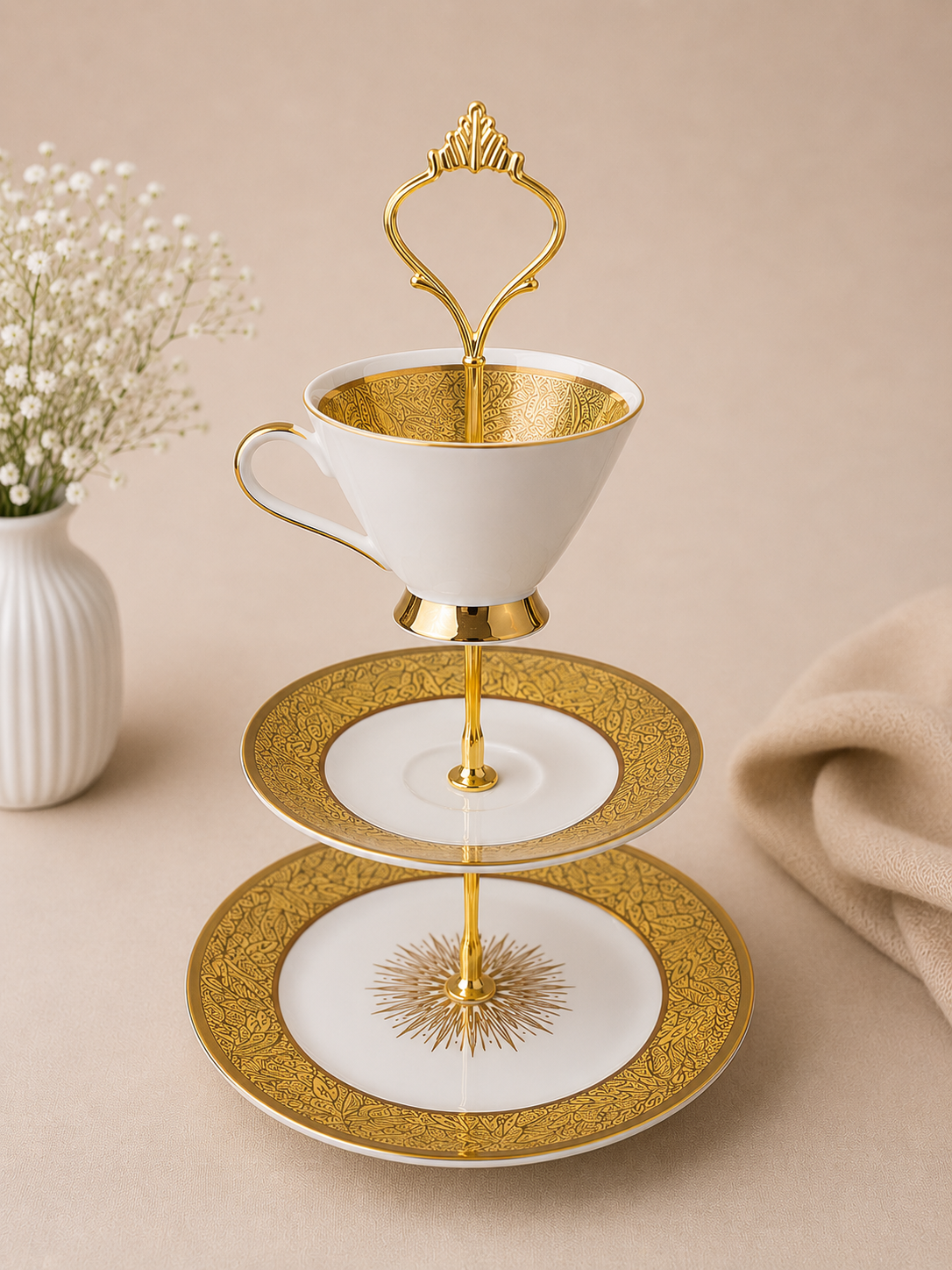 Upcycling Etagere aus Sammeltasse – Goldornament