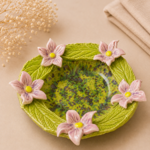 Keramik-Dekoschale „Frühlingsblüte“ – Handgefertigte Blumenschale in Grün mit Blütenrand
