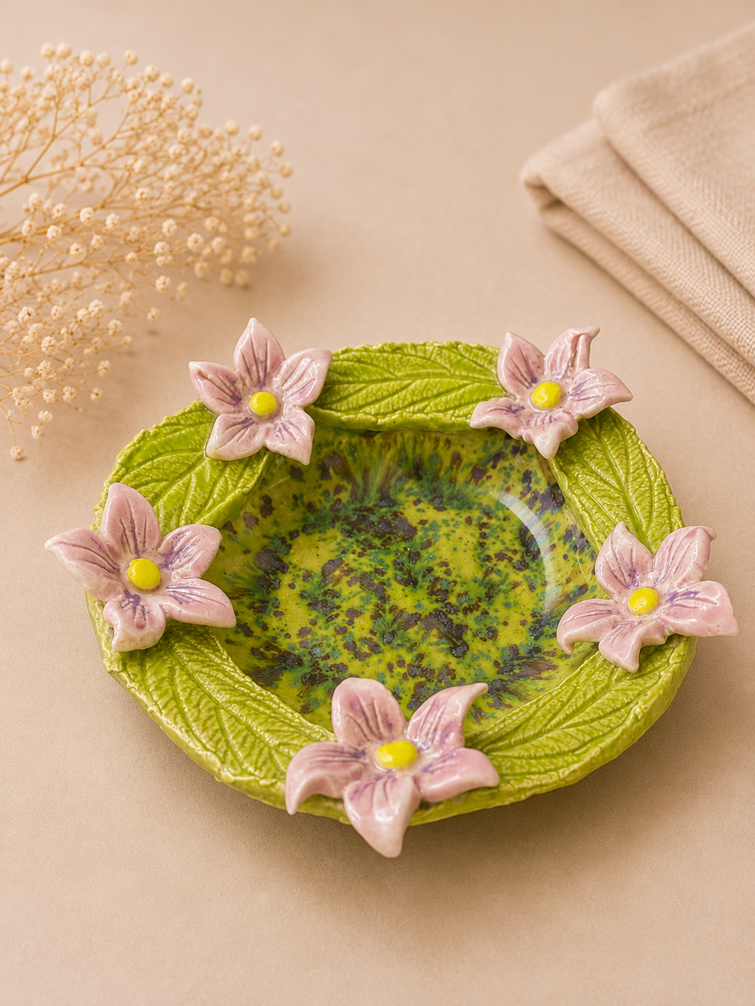 Keramik-Dekoschale „Frühlingsblüte“ – Handgefertigte Blumenschale in Grün mit Blütenrand