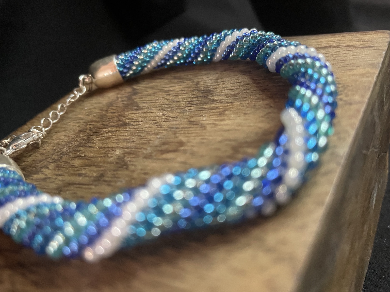 Handgefertigtes Perlenarmband Blau Türkis Weiß – Glasperlen Spiralarmband