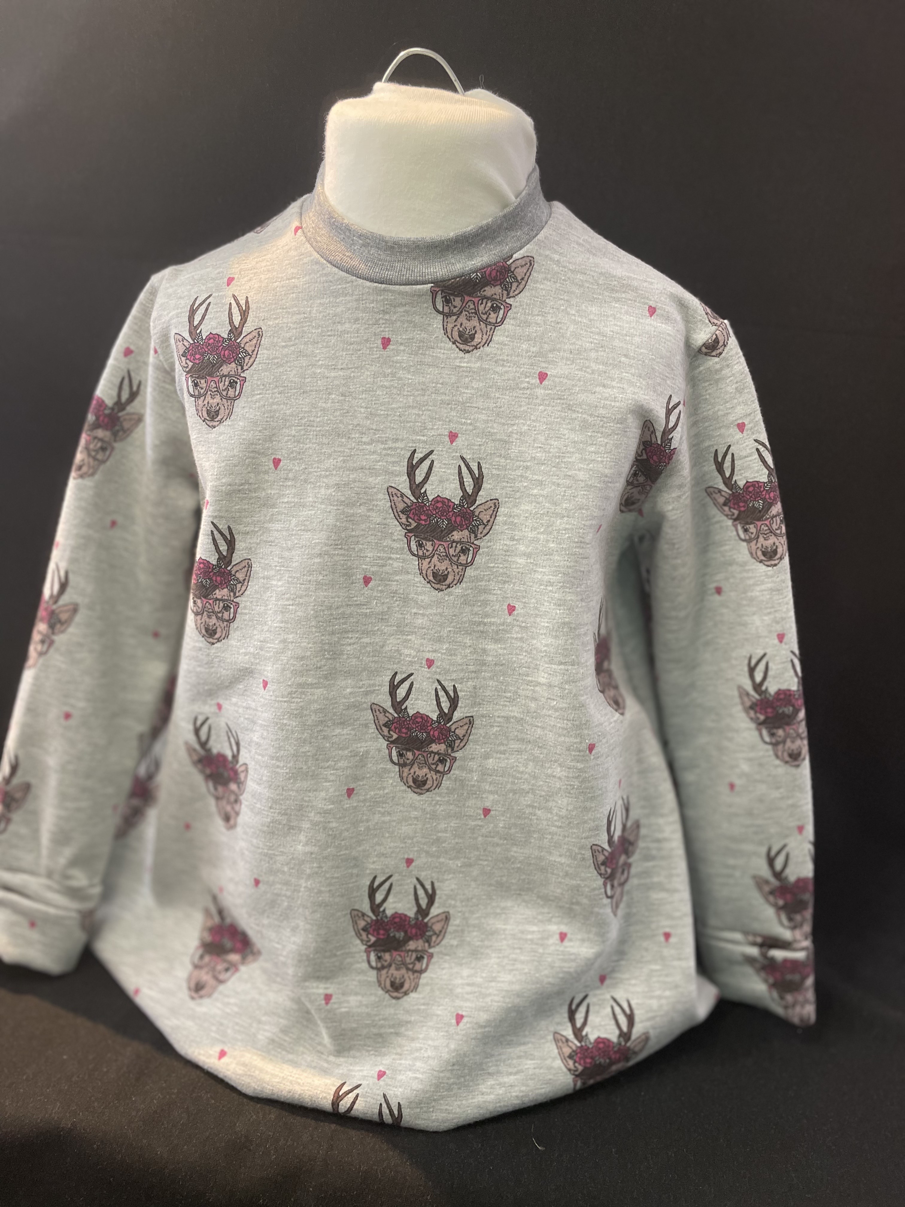 Graues Kinder-Sweatshirt mit Rehkitz-Print und Blumenkranz. Weicher Sweatstoff, bequem und ideal für Kindergarten & Alltag. Jetzt entdecken!