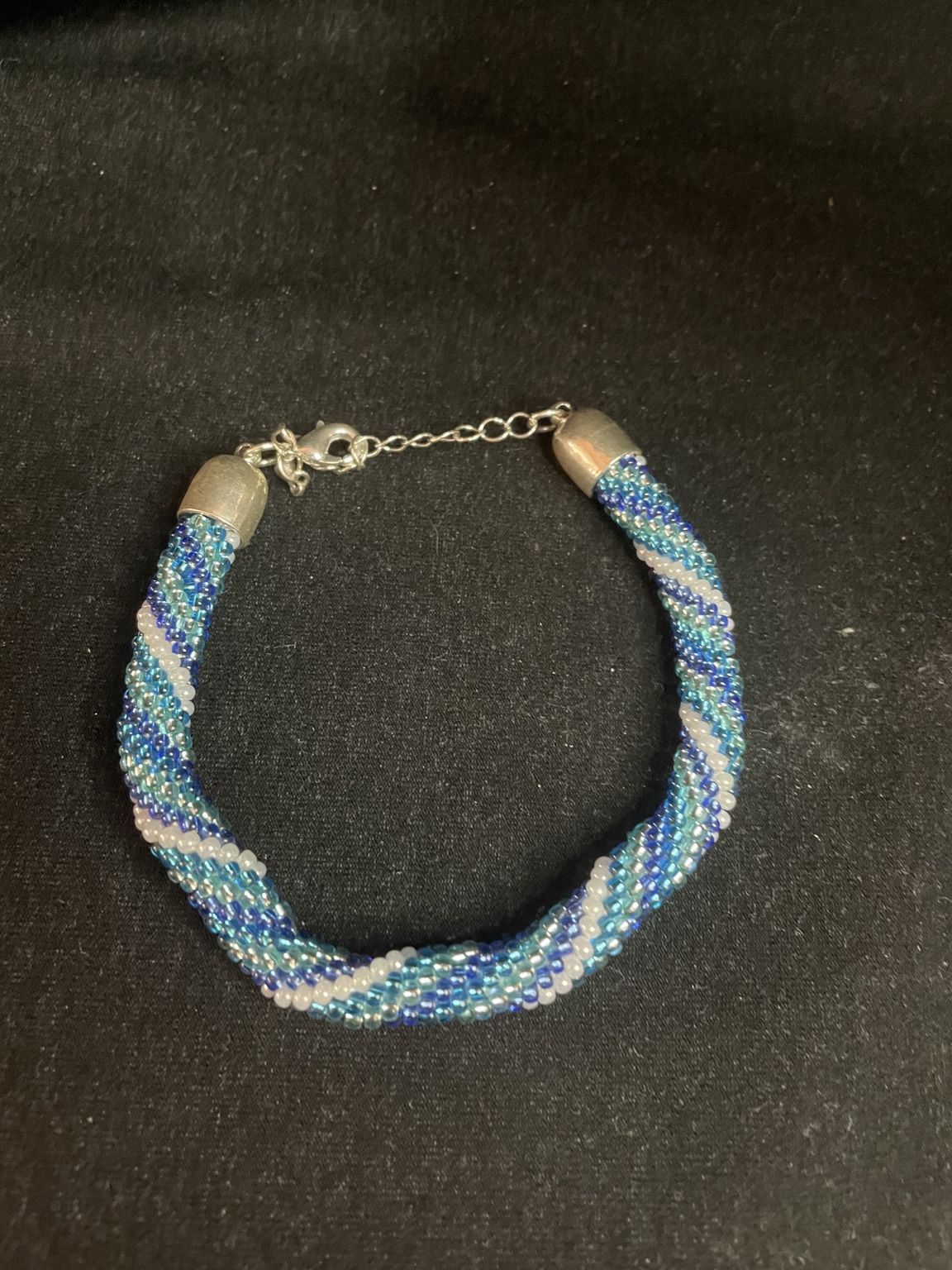 Handgefertigtes Spiral-Perlenarmband „Ozeanblau“ – Glasperlen Armband in Blau, Türkis & Weiß – Bild 3