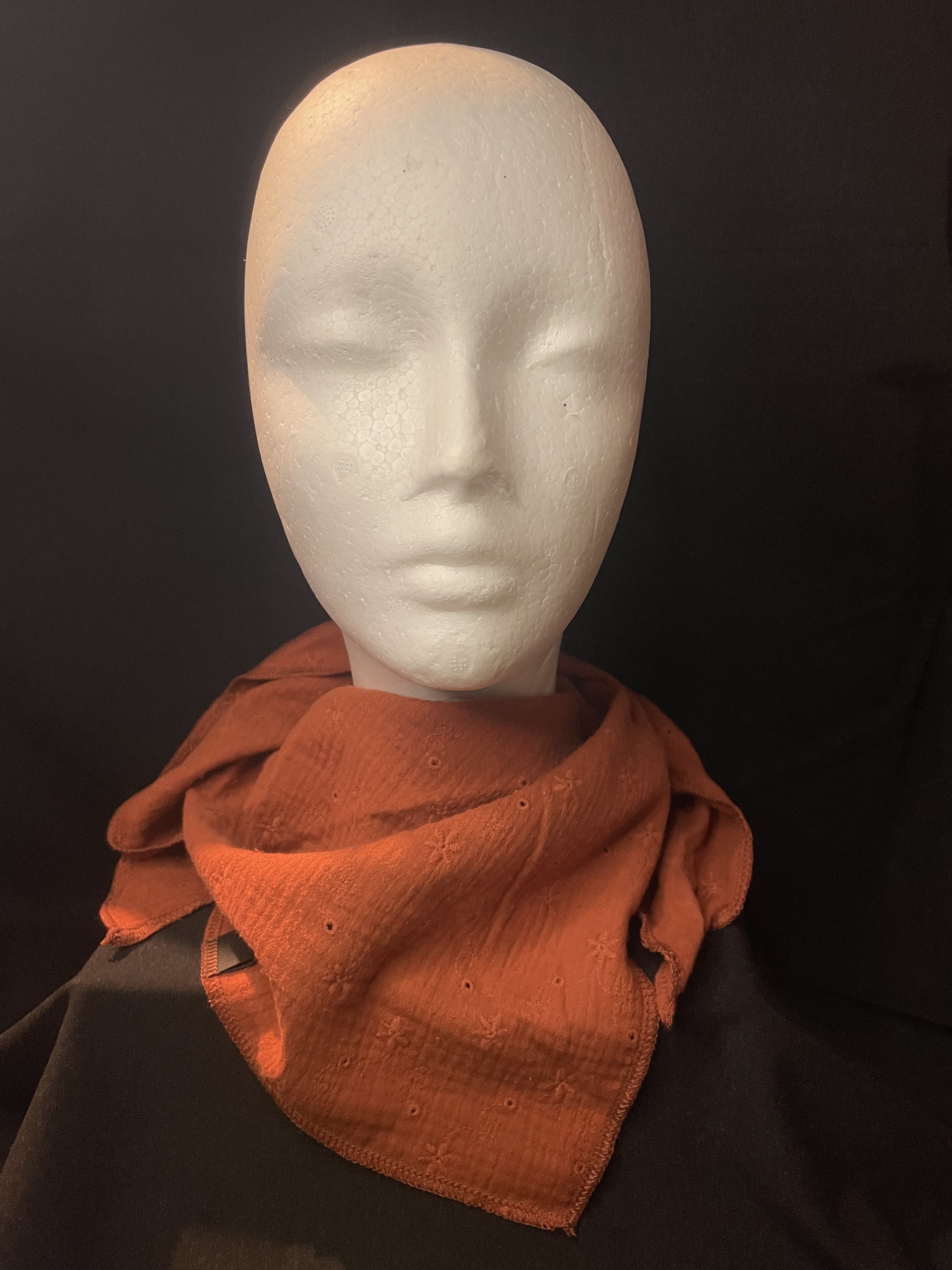 Musselin Dreieckstuch „Rust Blossom“ – Rostorange mit feiner Lochstickerei