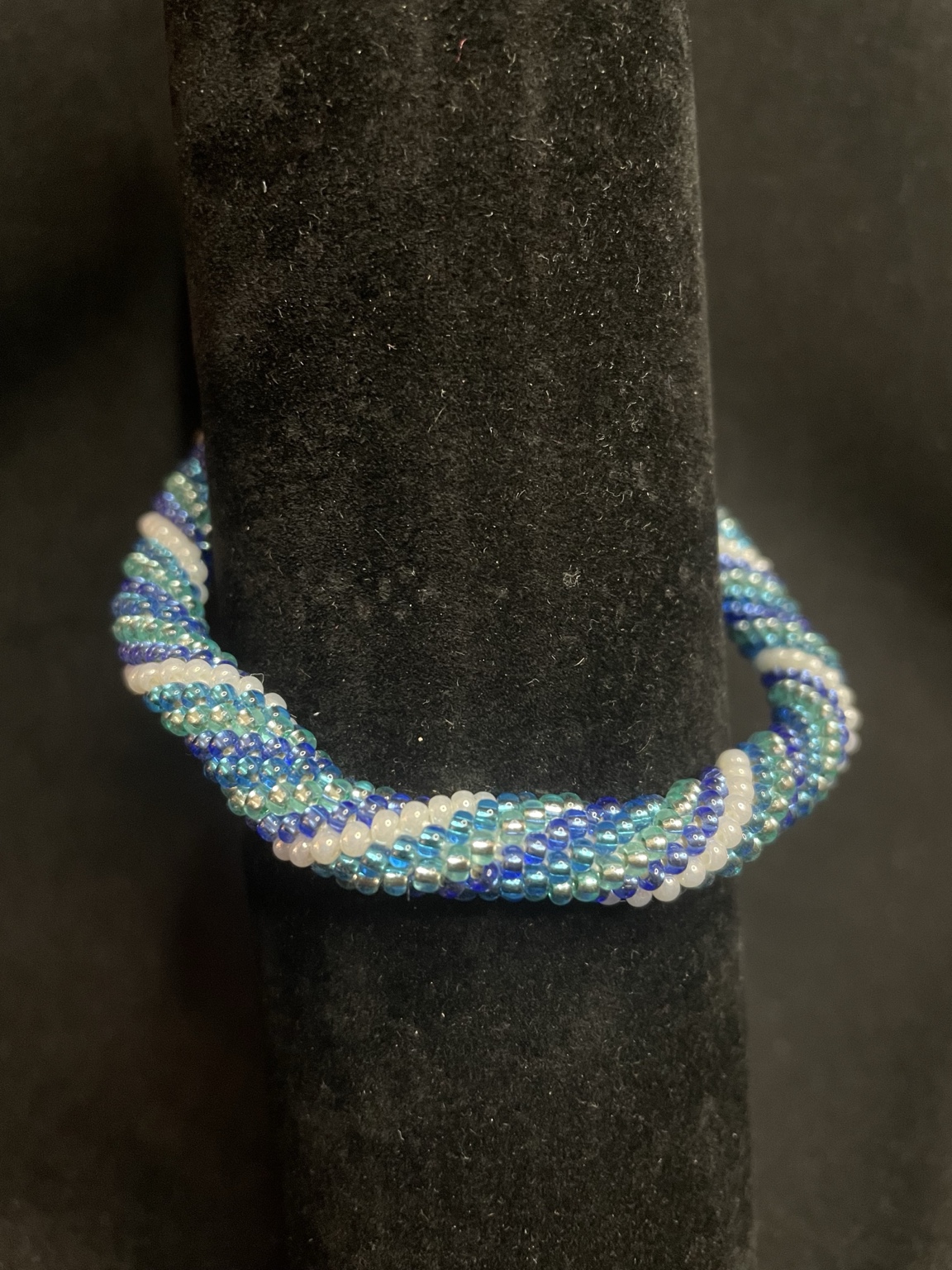 Handgefertigtes Spiral-Perlenarmband „Ozeanblau“ – Glasperlen Armband in Blau, Türkis & Weiß – Bild 4