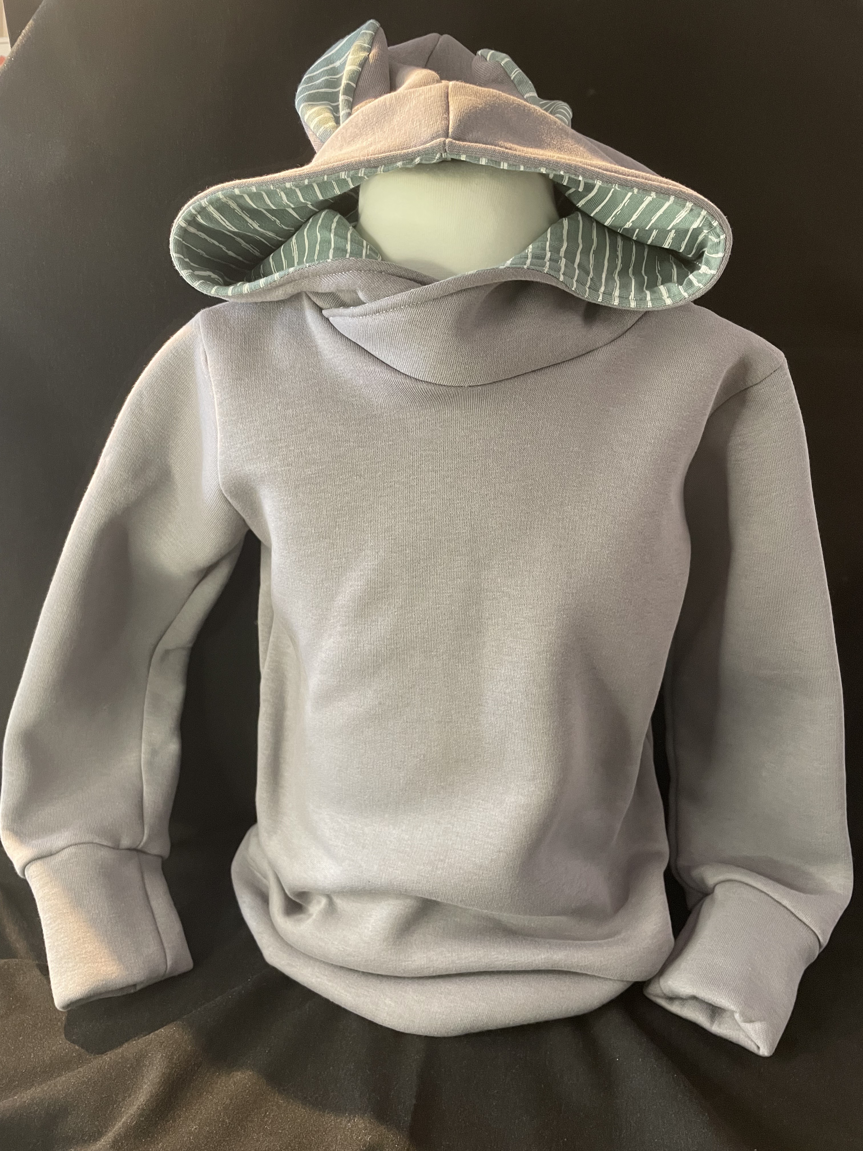 Jungen Hoodie Größe 110 – Grau mit gestreifter Kapuze