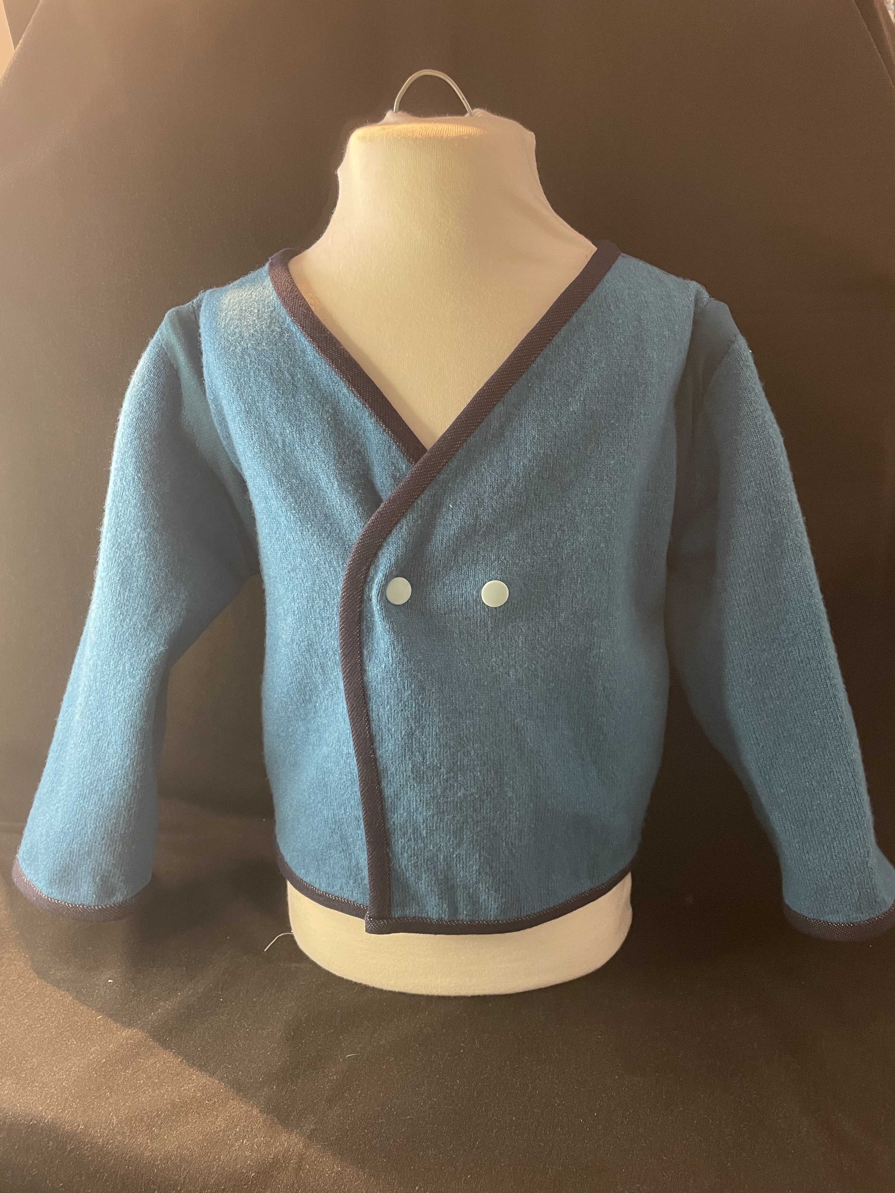 Jungen Wickeljacke Größe 110 – Blau mit Druckknöpfen