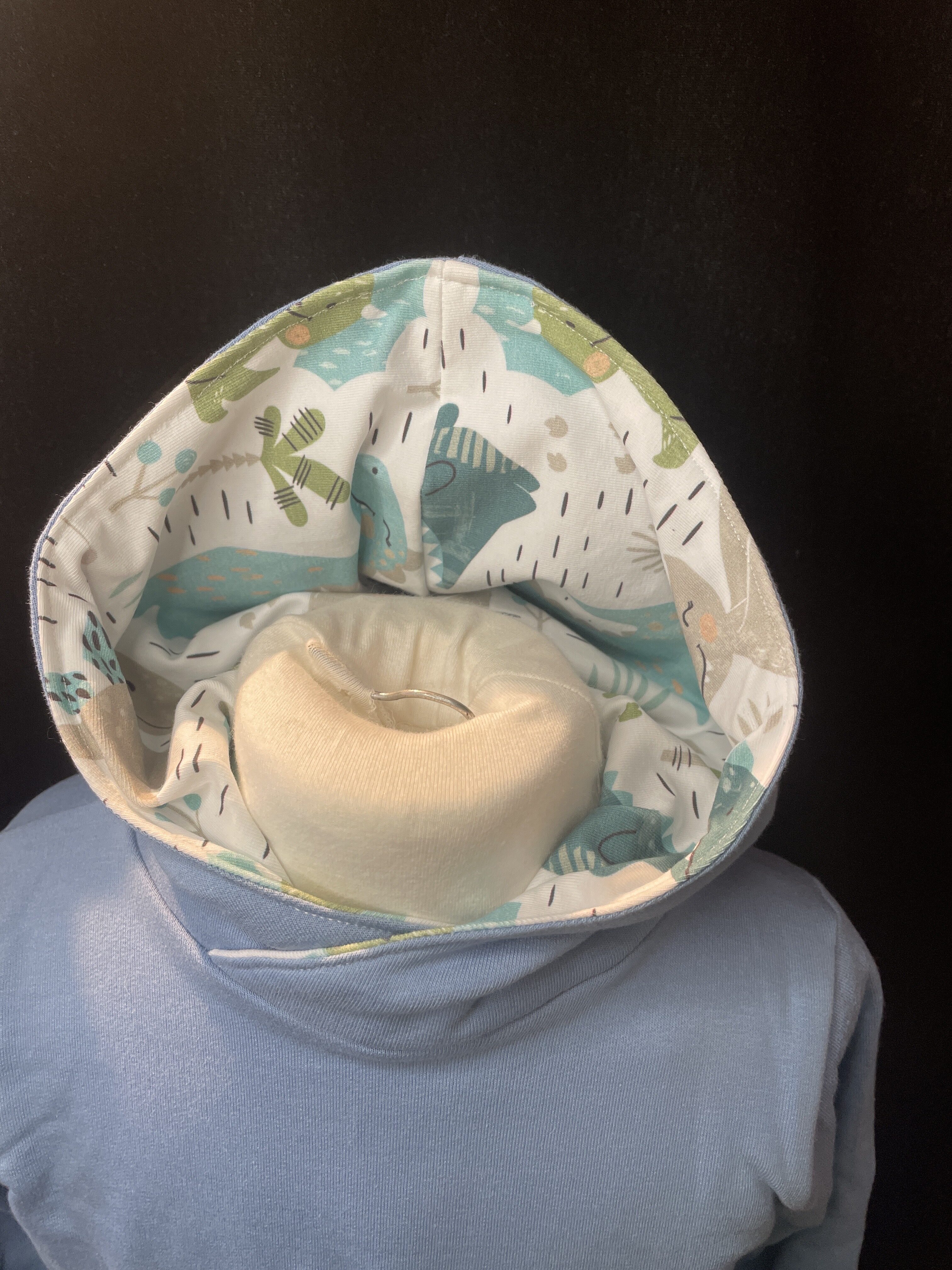 Handgemachter Kinder Hoodie „Dino Dream“ – Hellblau mit gefütterter Kapuze – Bild 2