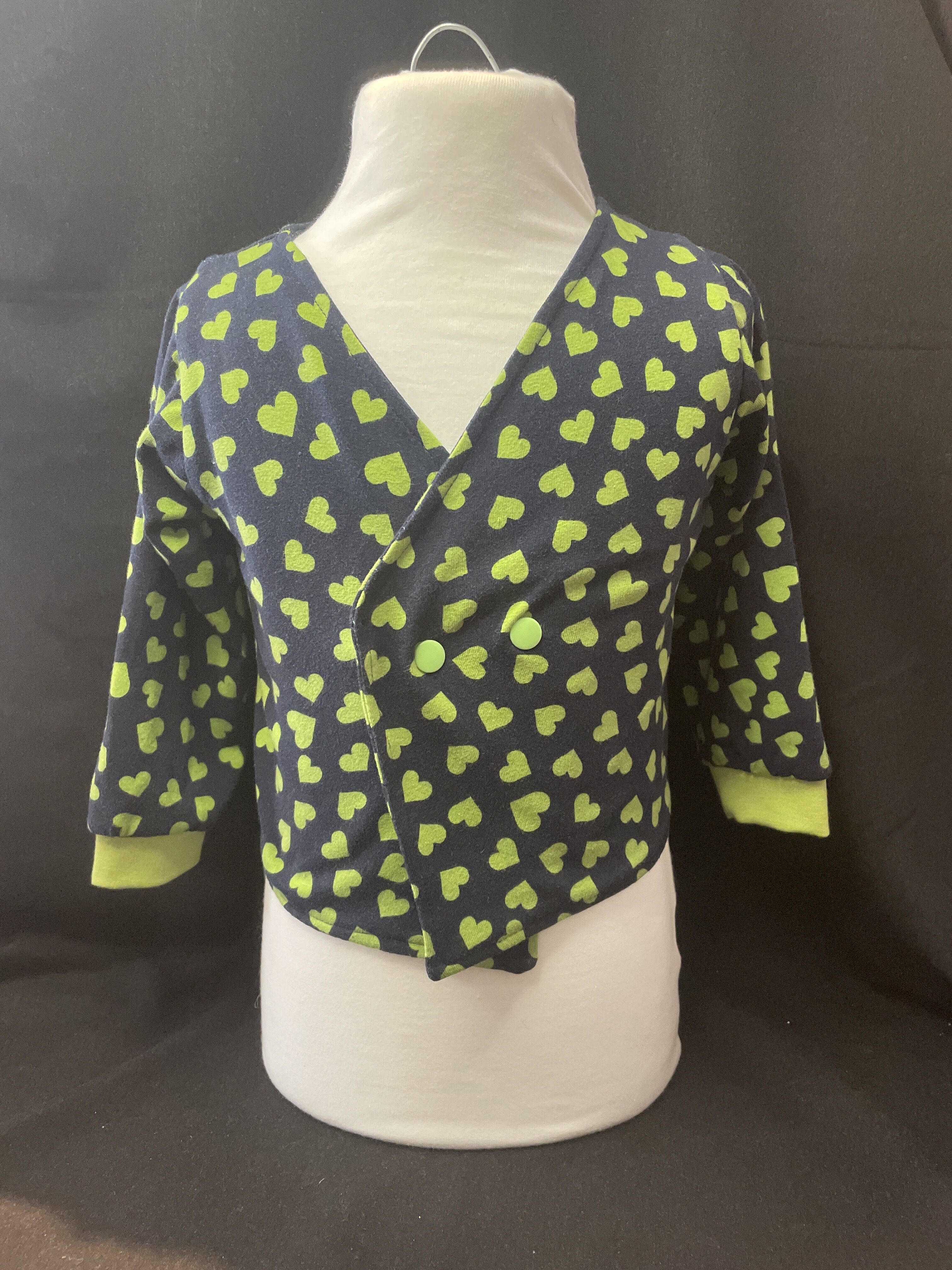 Dunkelblaue Baby Wickeljacke mit grünen Herzen und Druckknöpfen, Langarm Oberteil für Neugeborene