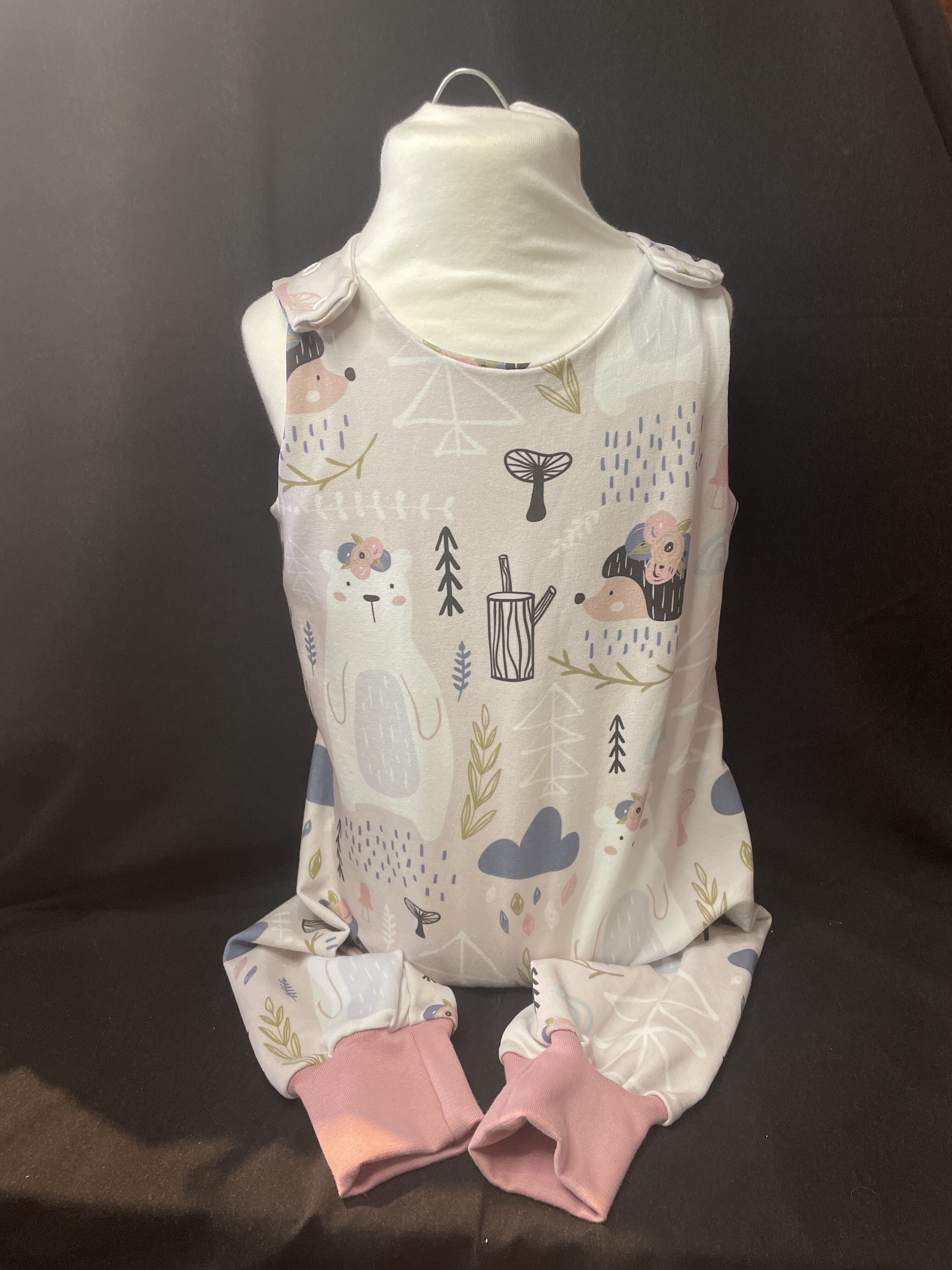 Ärmelloser Baby Spieler mit Waldtier-Print in Pastelltönen und rosa Beinbündchen, Einteiler für Mädchen