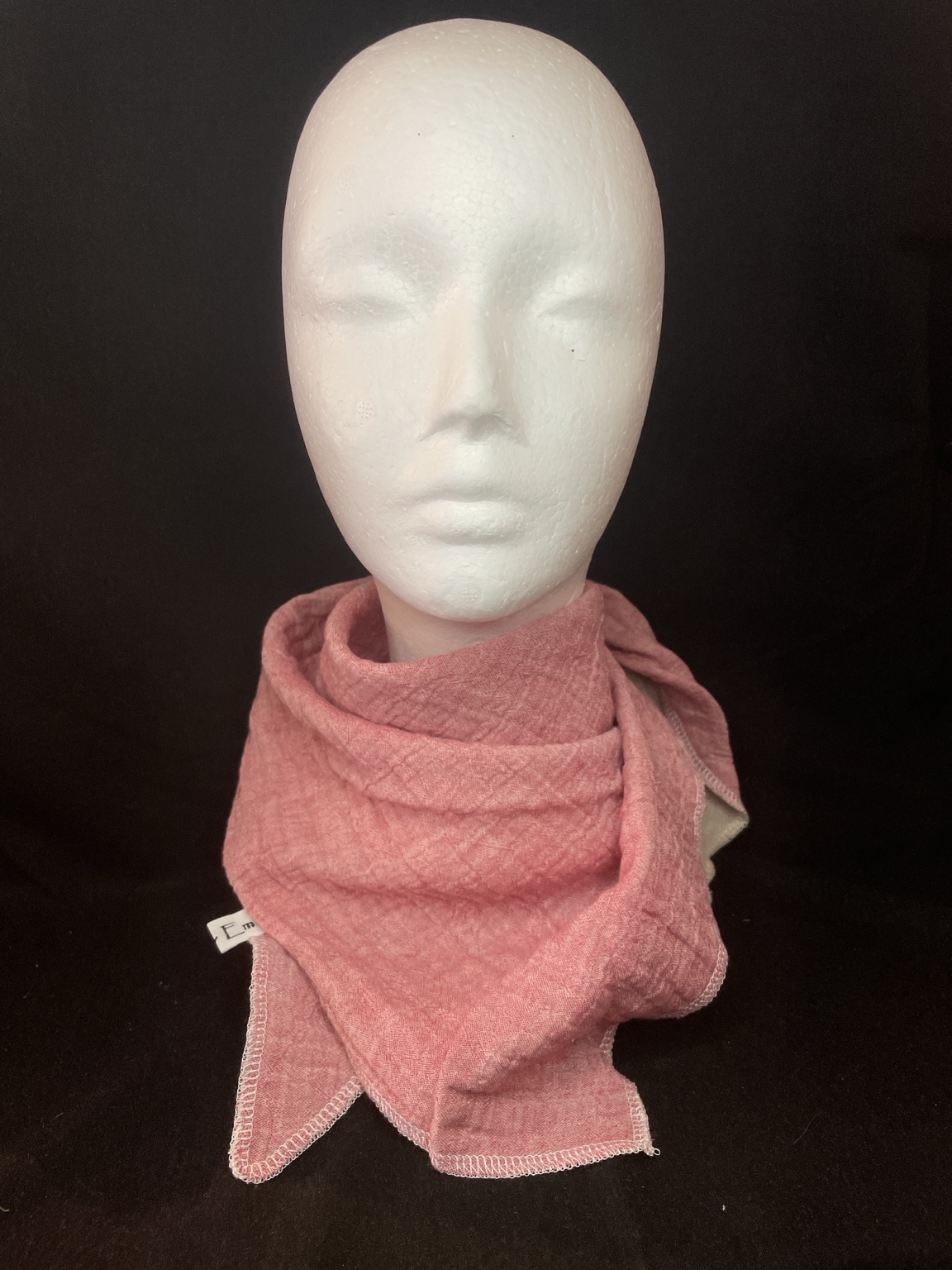 Altrosa Musselin Dreieckstuch mit heller Overlocknaht locker um den Hals getragen