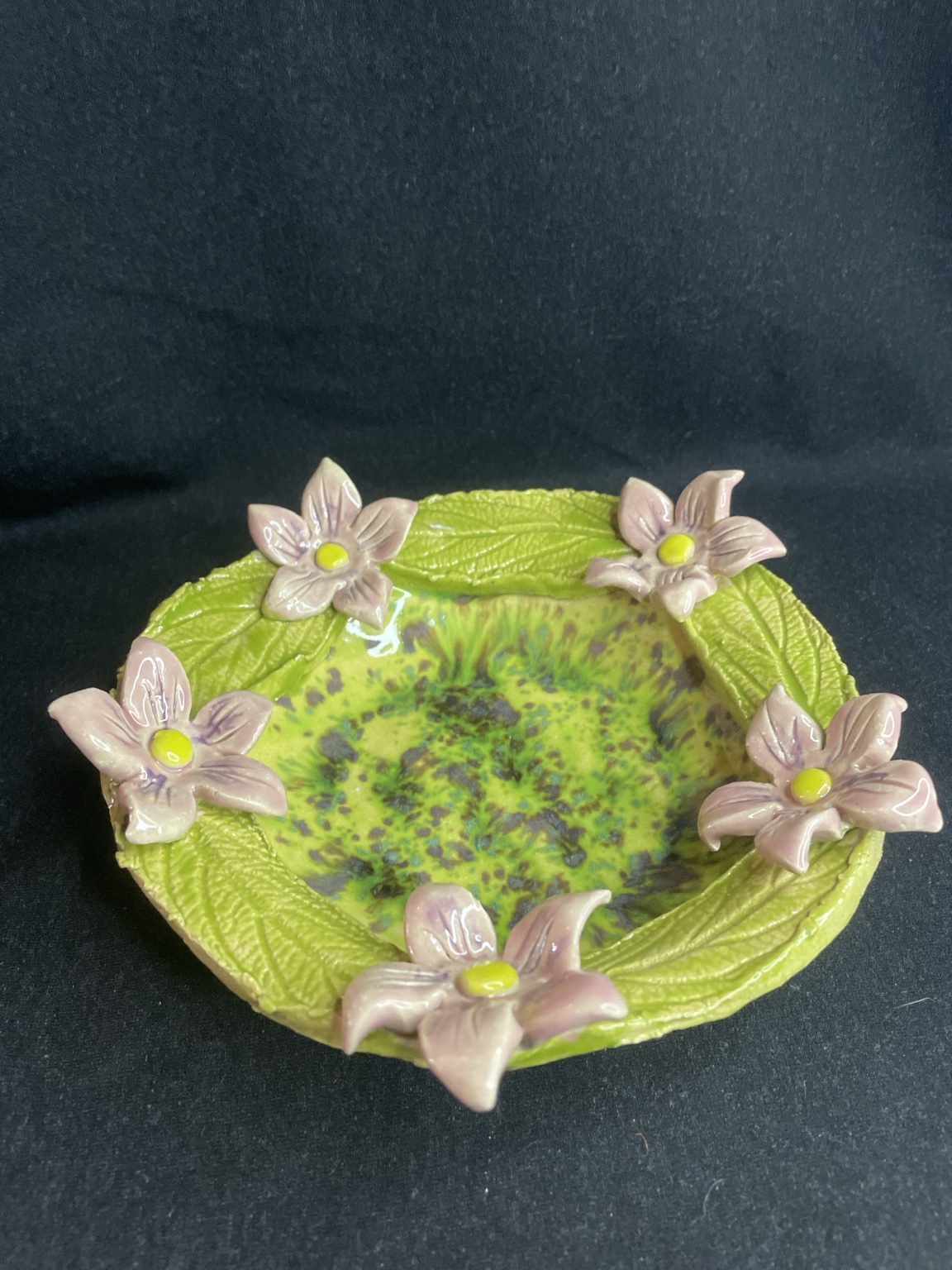 Grüne Keramik-Dekoschale in Blattform mit roséfarbenen Blüten am Rand
