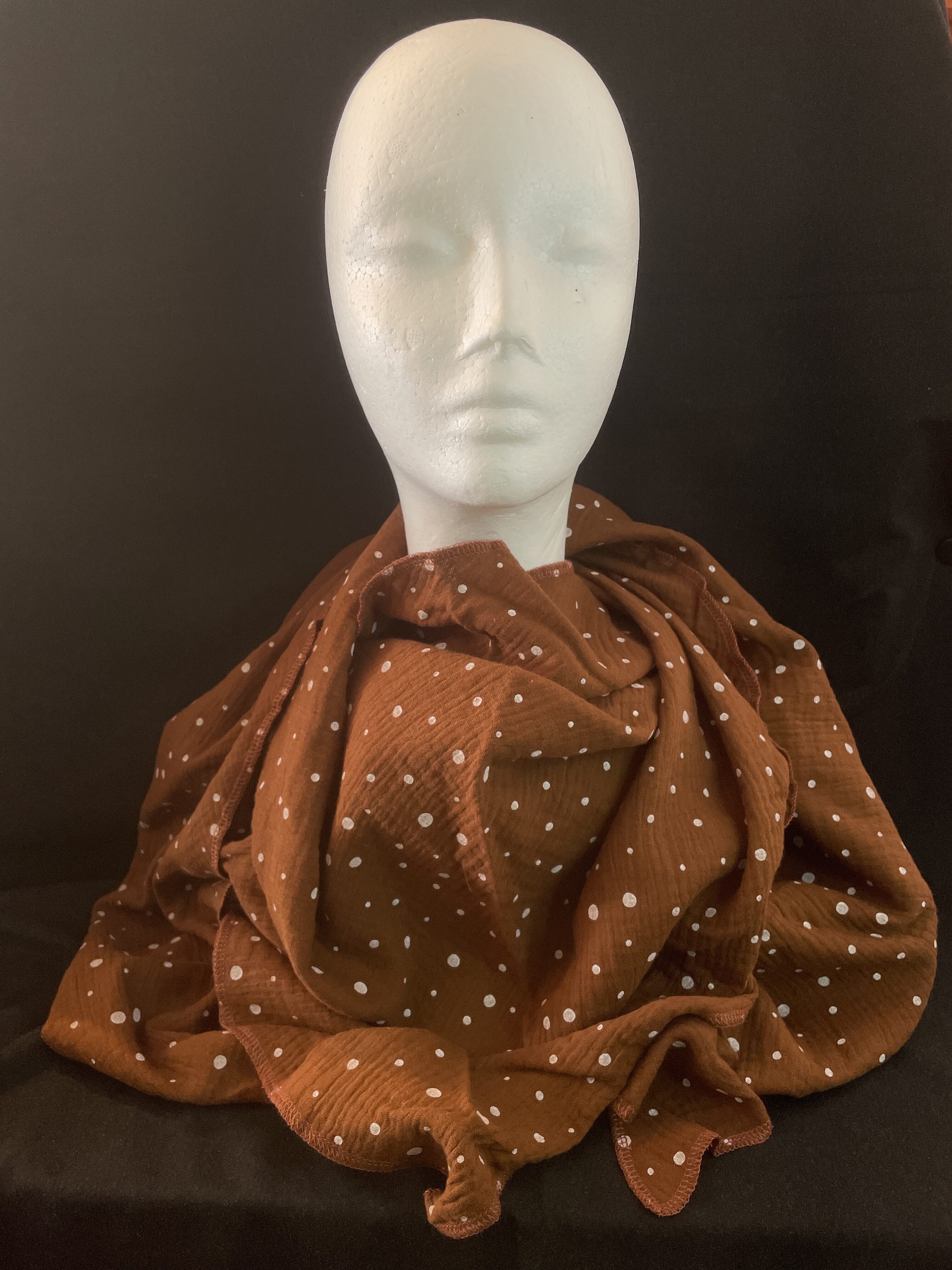 Modernes Musselin Dreieckstuch in warmem Braun mit weißen Punkten. 100 % Baumwolle, weich, atmungsaktiv und ideal für Herbst & Winter.
