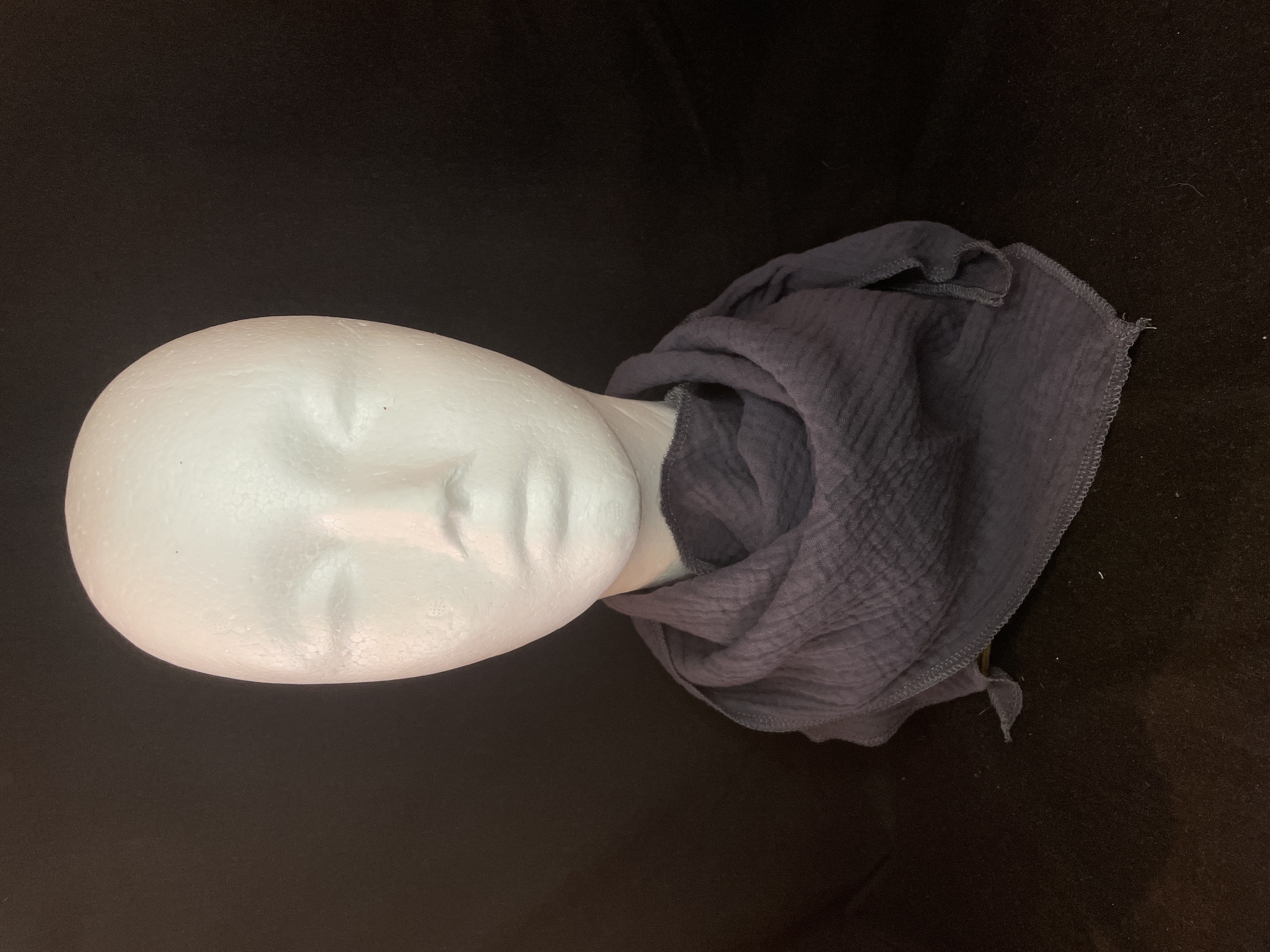 Anthrazitfarbenes Musselin Dreieckstuch mit Kontrastnaht. Weich, atmungsaktiv und zeitlos kombinierbar.