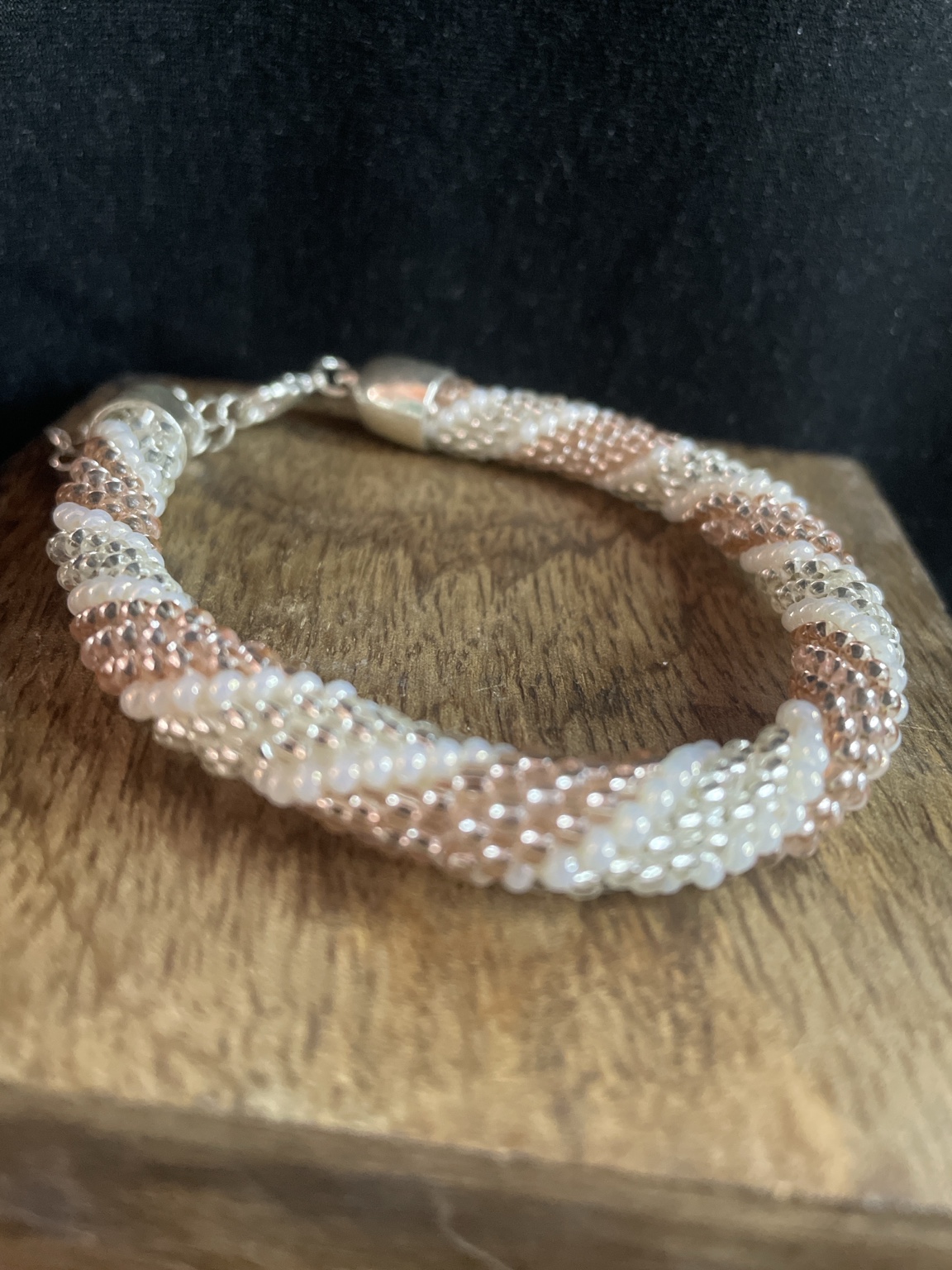 Handgefertigtes Spiral-Perlenarmband aus Glasperlen in Rosé, Creme und Champagner mit Karabinerverschluss