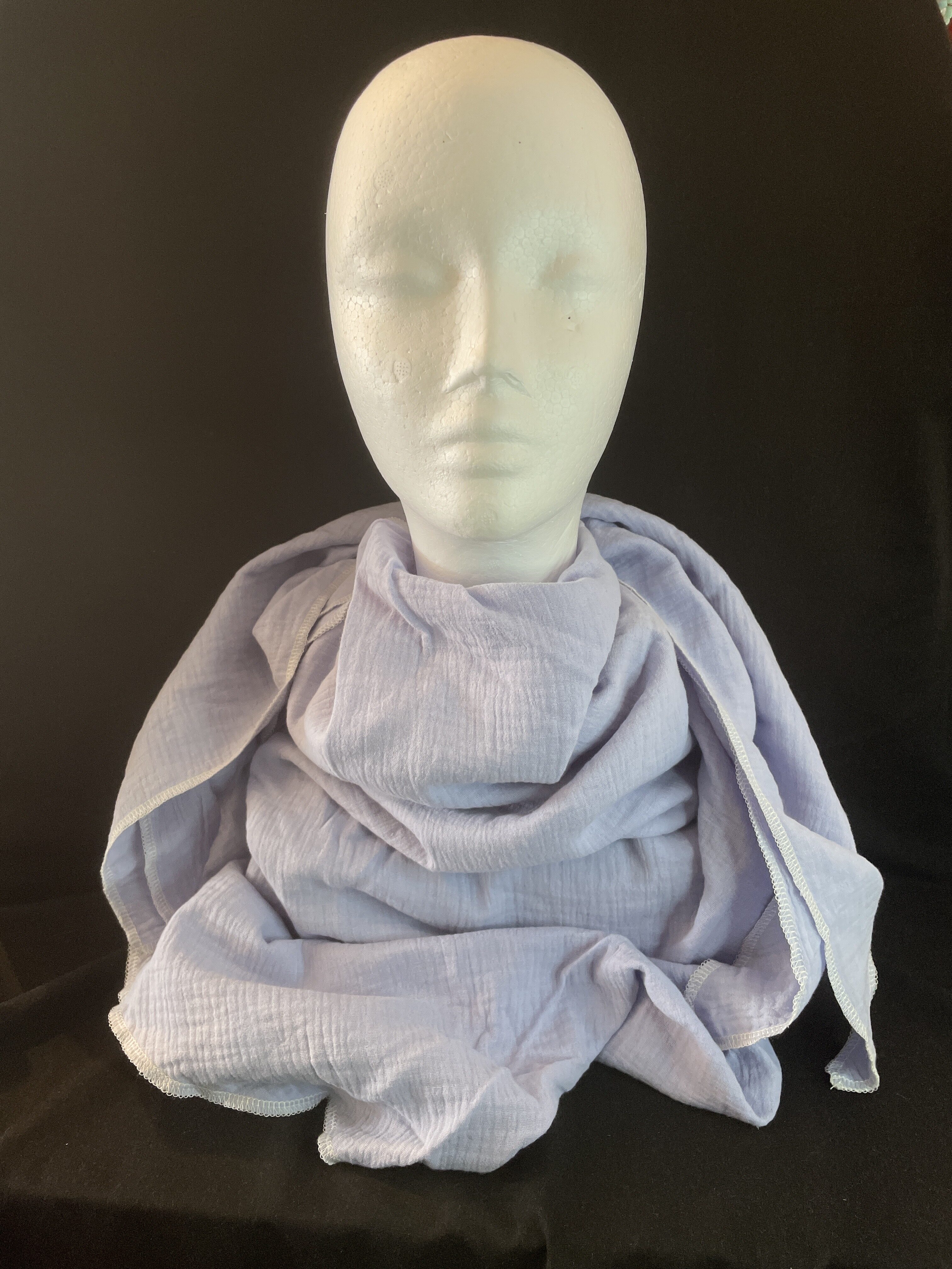 Zartes Musselin Dreieckstuch in Lavendel/Flieder aus 100 % Baumwolle. Weich, atmungsaktiv und ideal für Frühling und Sommer.