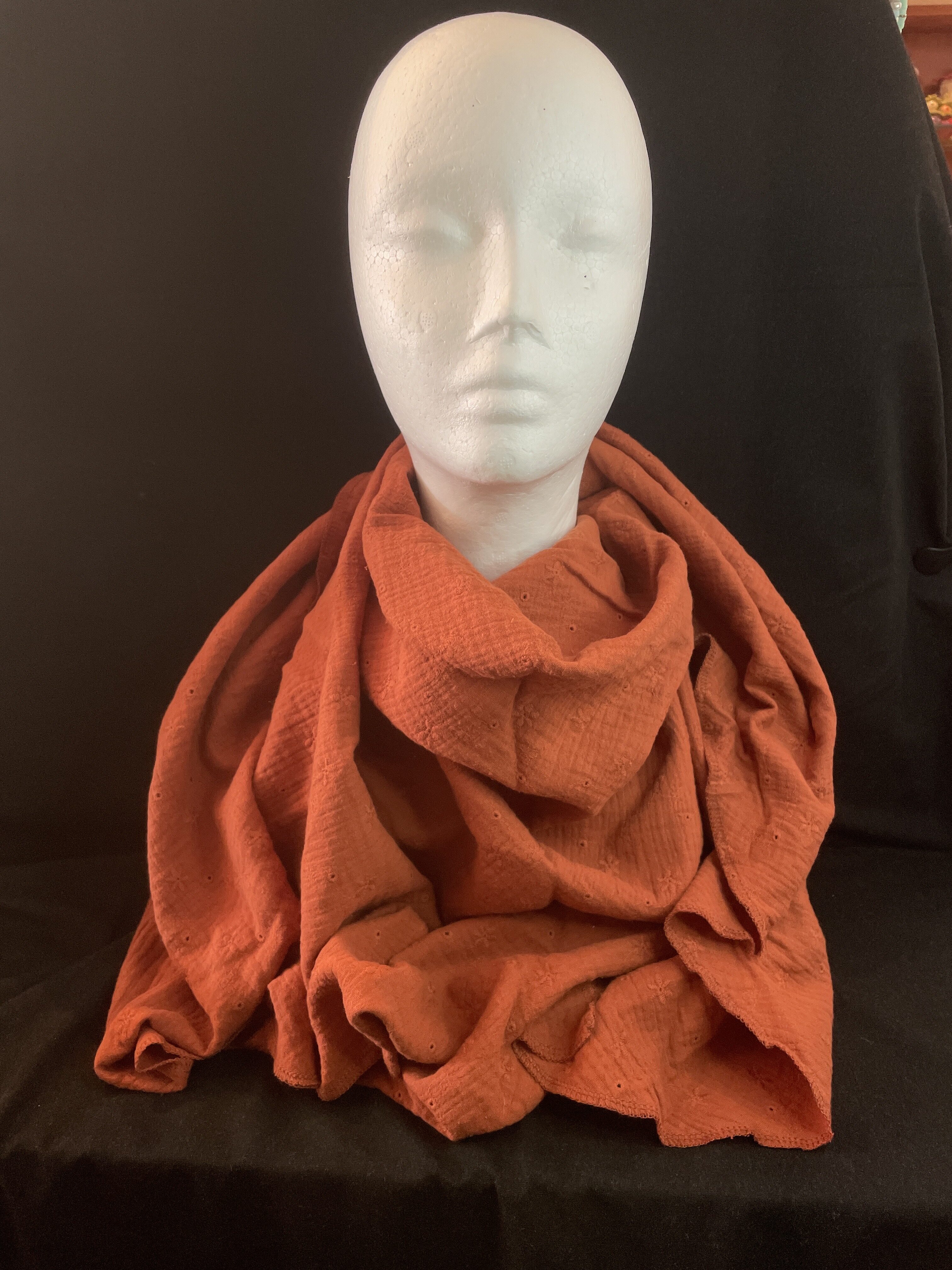 Hochwertiges Musselin Dreieckstuch in Terracotta mit feiner Stickerei. 100 % Baumwolle, weich, atmungsaktiv und ideal für Herbst & Winter.