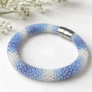 Handgefertigtes Glasperlenarmband „Ice Crystal“ – Schimmerndes Magnetarmband in Eisblau & Weiß