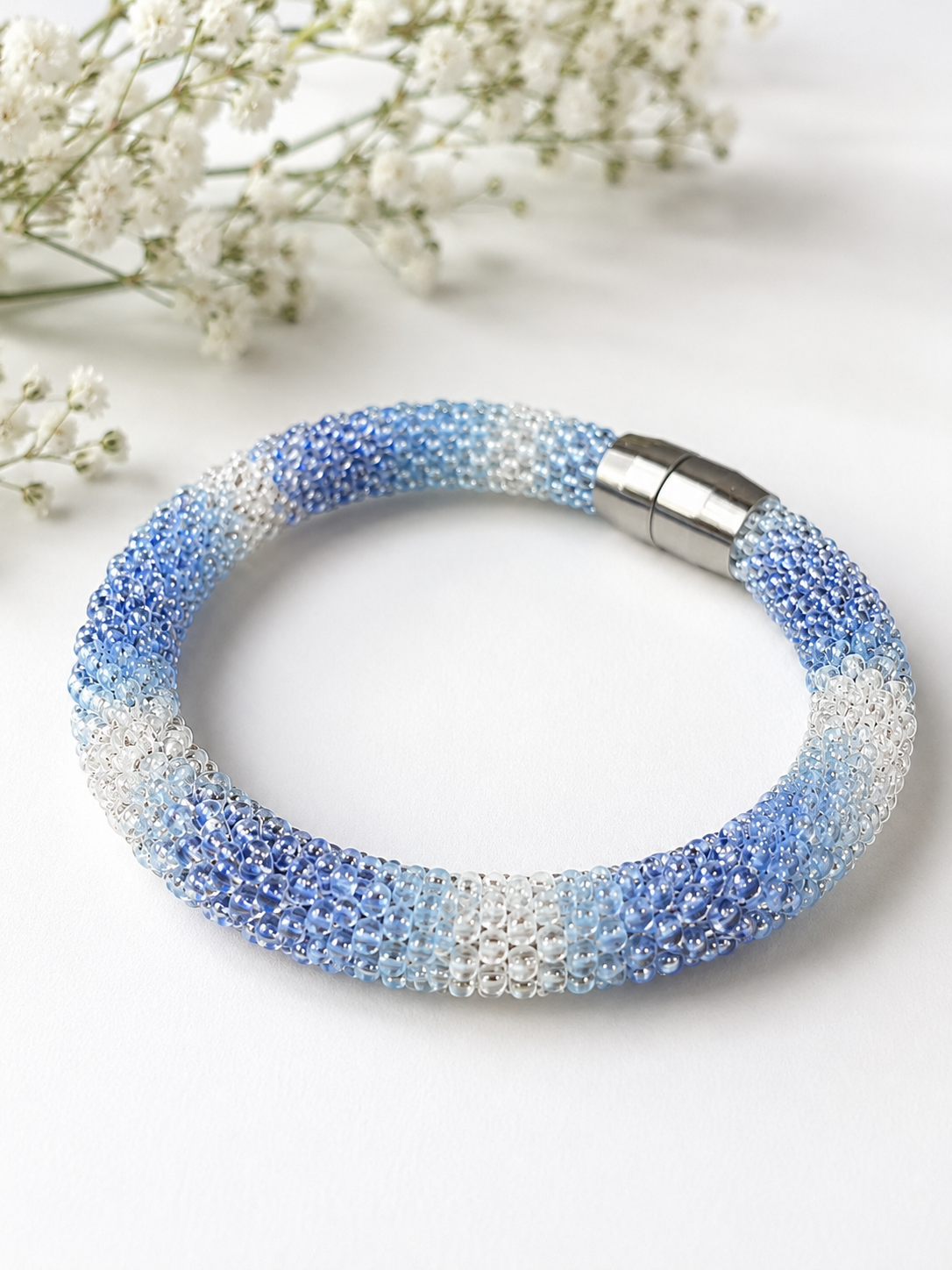 Handgefertigtes Glasperlenarmband „Ice Crystal“ – Schimmerndes Magnetarmband in Eisblau & Weiß