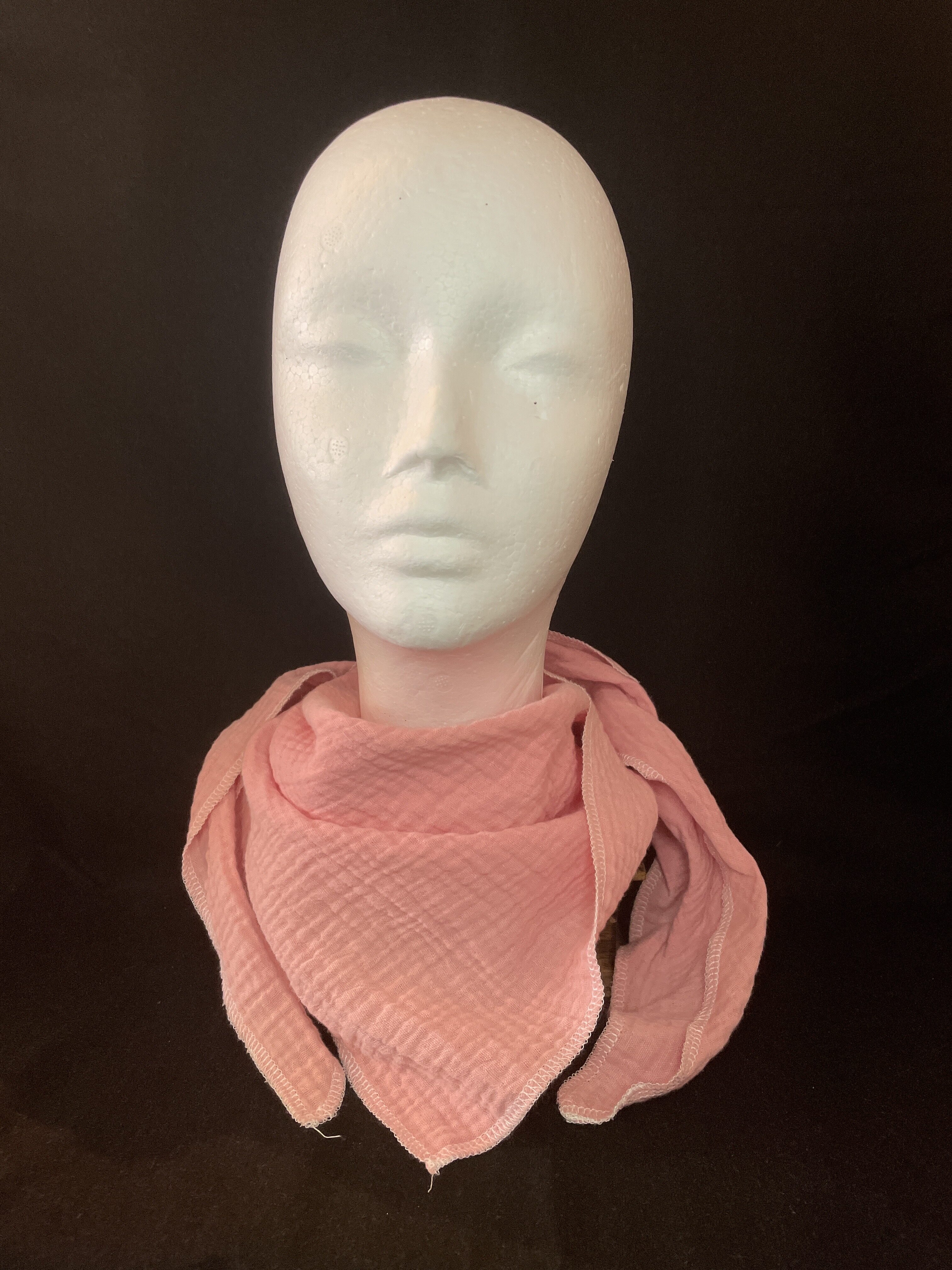 Altrosa Musselin Dreieckstuch mit heller Overlocknaht locker um den Hals getragen