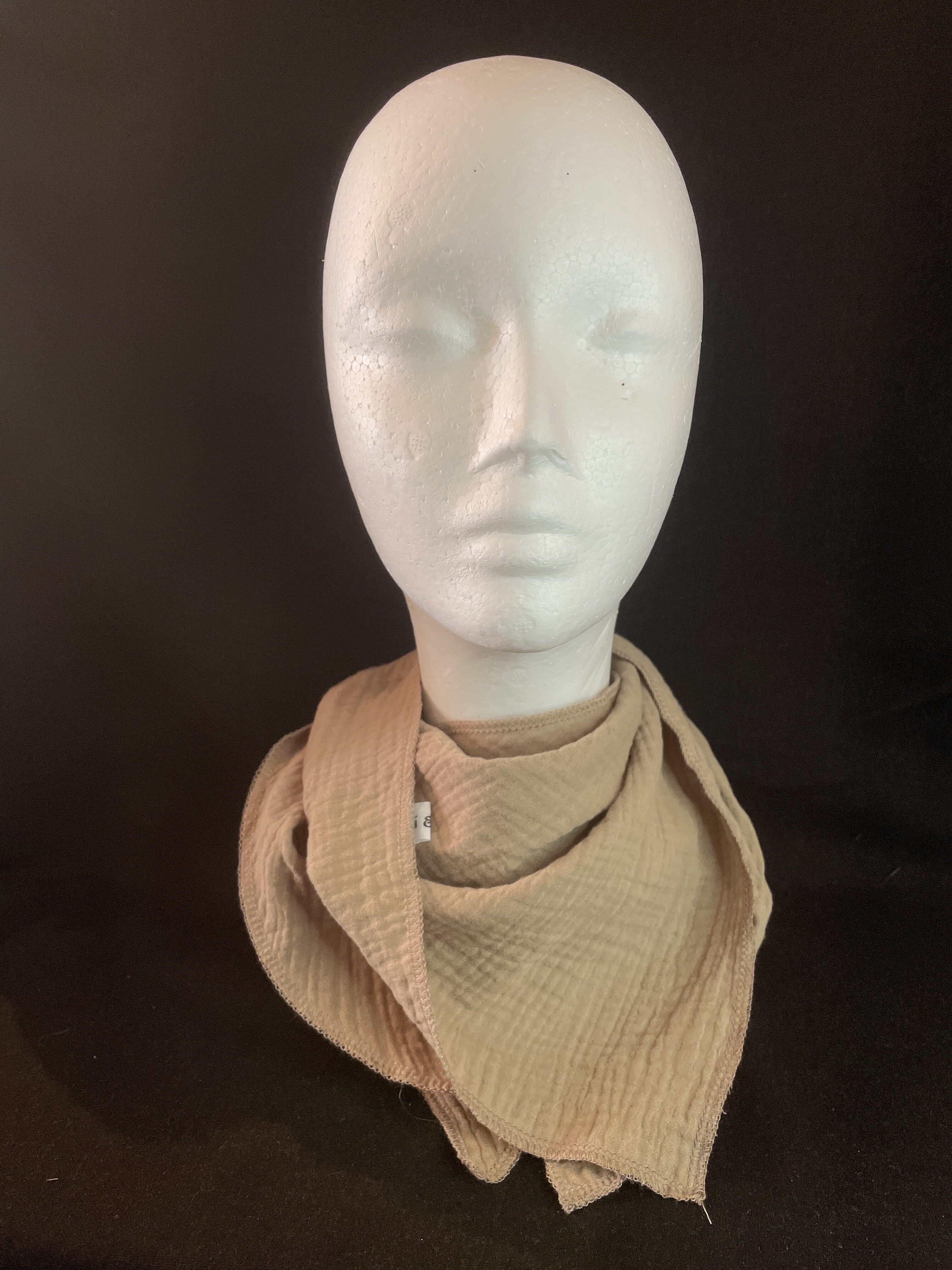 Warmes Camel-Dreieckstuch aus 100 % Baumwolle. Weich, atmungsaktiv und vielseitig kombinierbar.