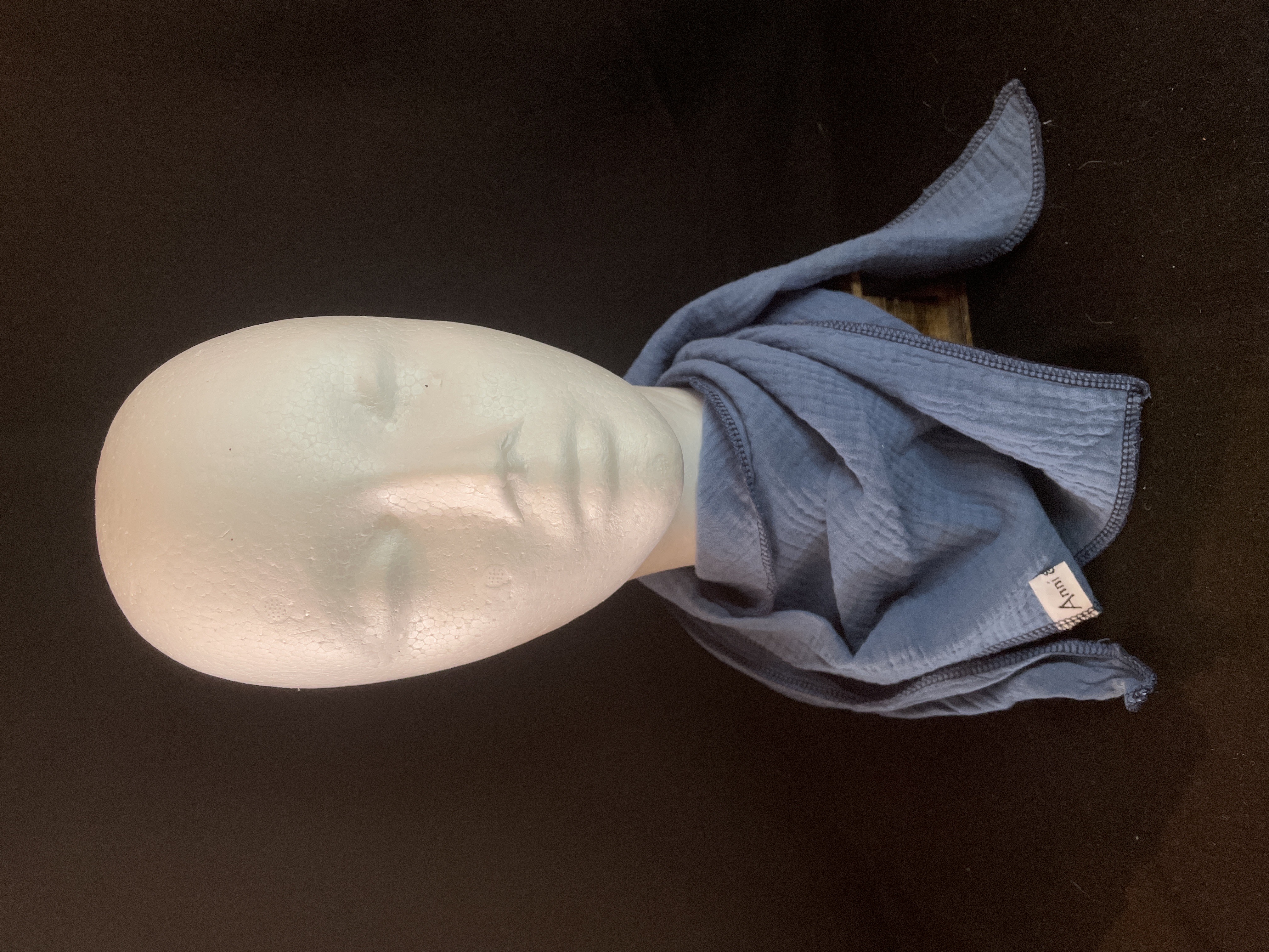 Modernes Musselin Dreieckstuch in rauchigem Stahlblau mit Kontrastnaht. 100 % Baumwolle, weich und vielseitig kombinierbar.