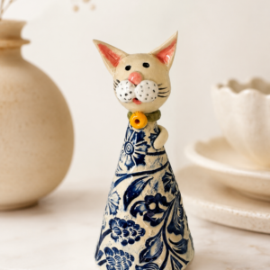 Handgefertigte Keramik-Katze „Blütenzauber“ in Blau-Weiß
