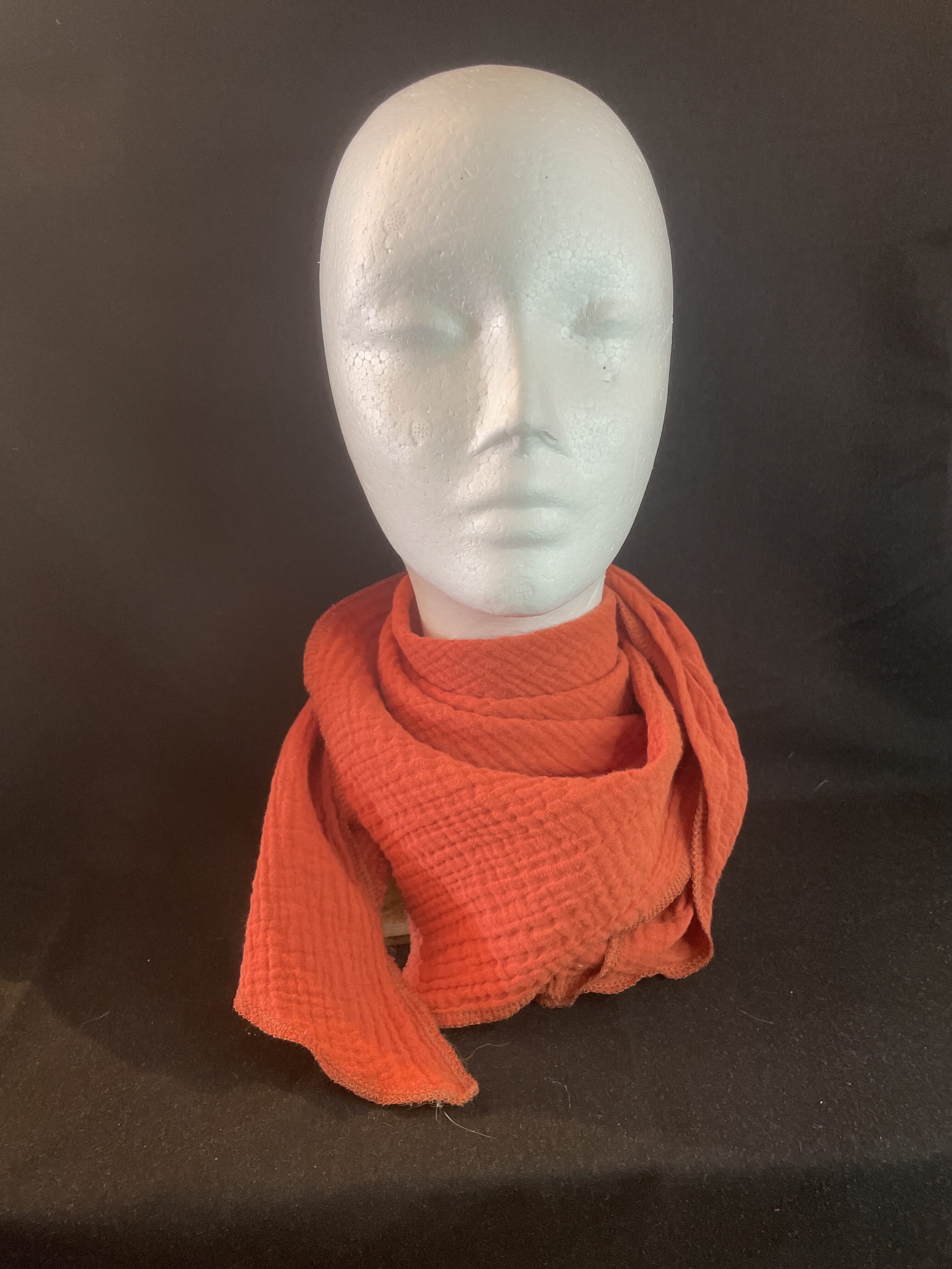 Kräftiges Musselin Dreieckstuch in Terracotta aus 100 % Baumwolle. Weich, atmungsaktiv und vielseitig kombinierbar.