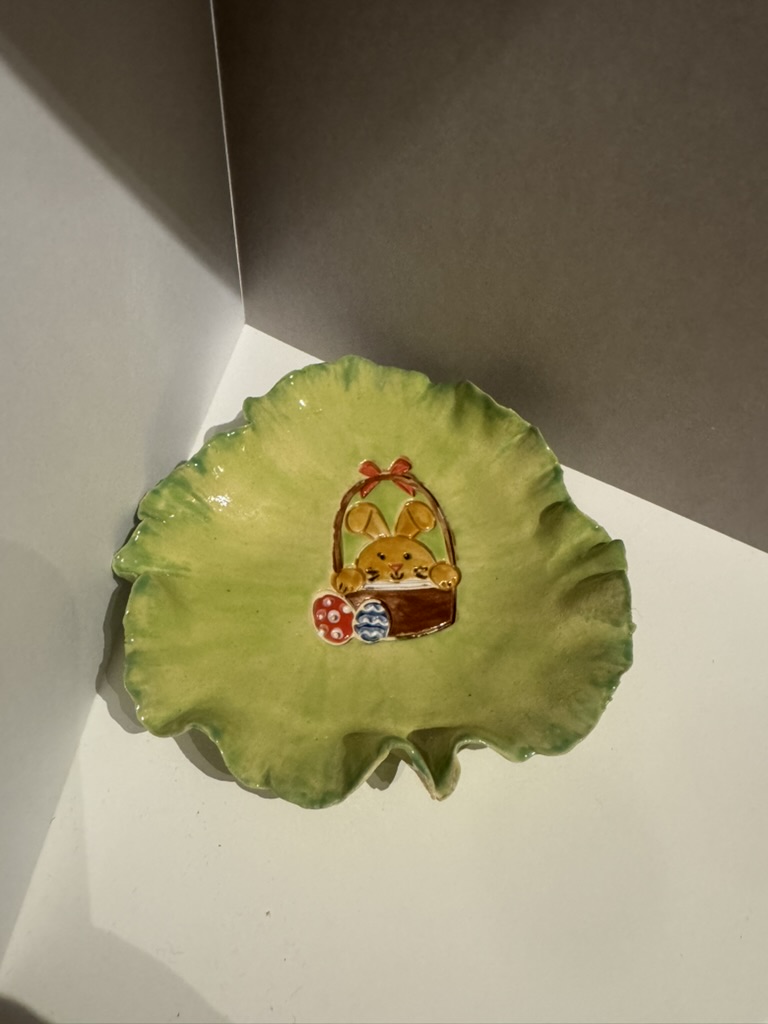 Dekoteller „Frühlingsgruß – Häschen im Körbchen“