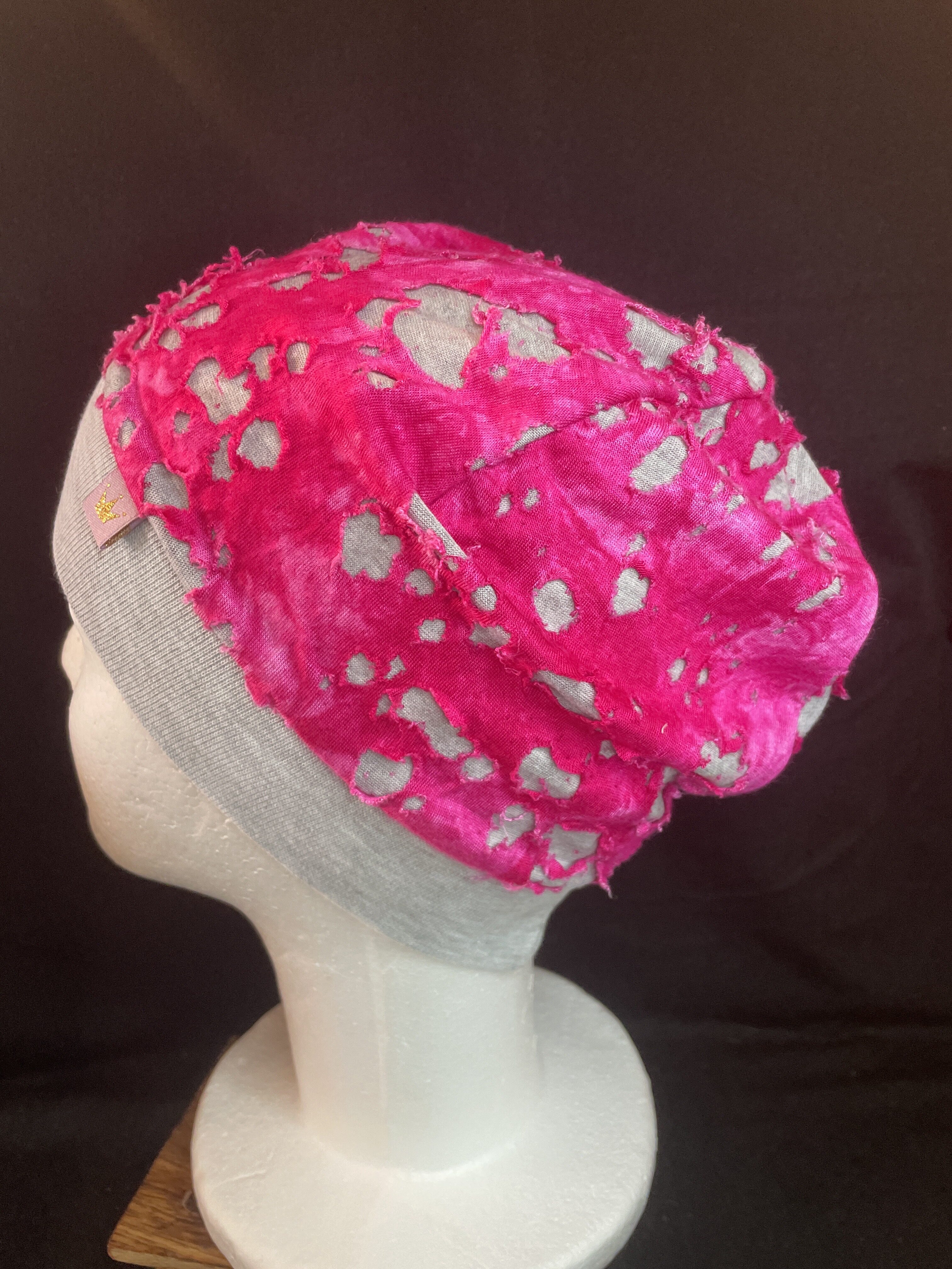 Baby Mütze in Grau mit pinkem Destroyed-Design und Bündchen, Kopfumfang 34 cm