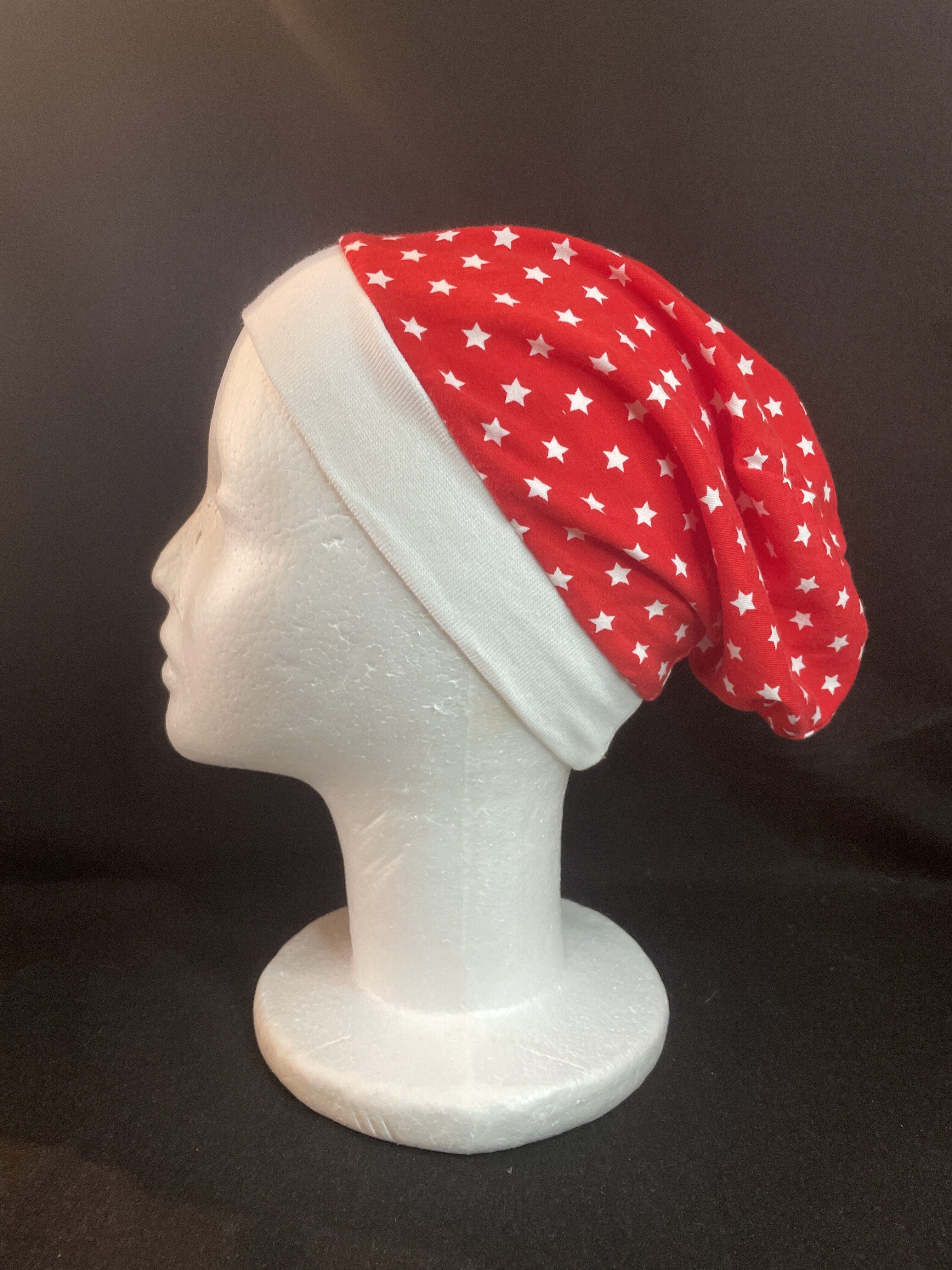 Rote Baby Mütze mit weißen Sternen und cremefarbenem Bündchen, Kopfumfang 34 cm