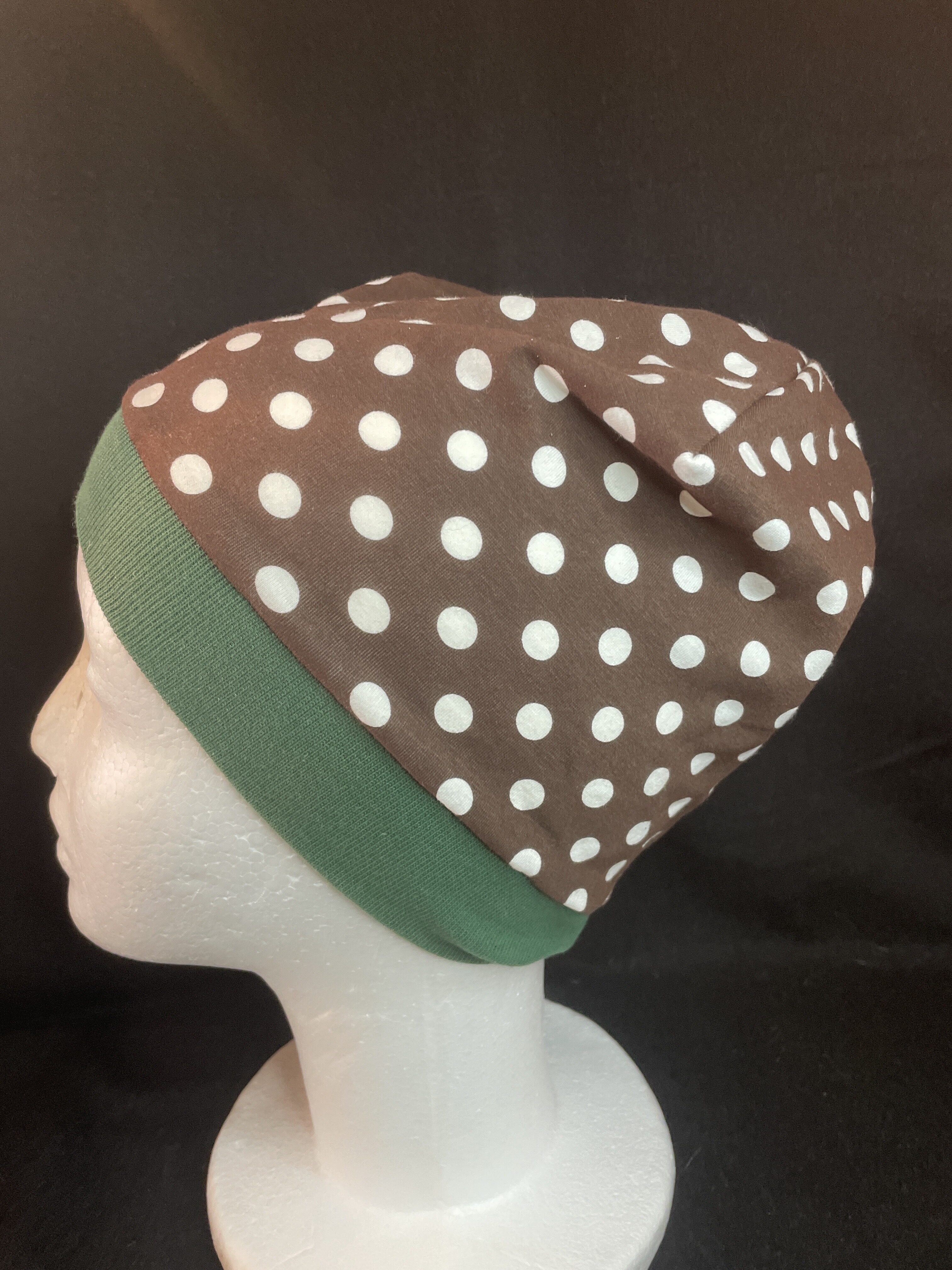 Frühchen Mütze Braun mit weißen Punkten, KU 30 cm – weich, elastisch und ideal für kleine Neugeborene.