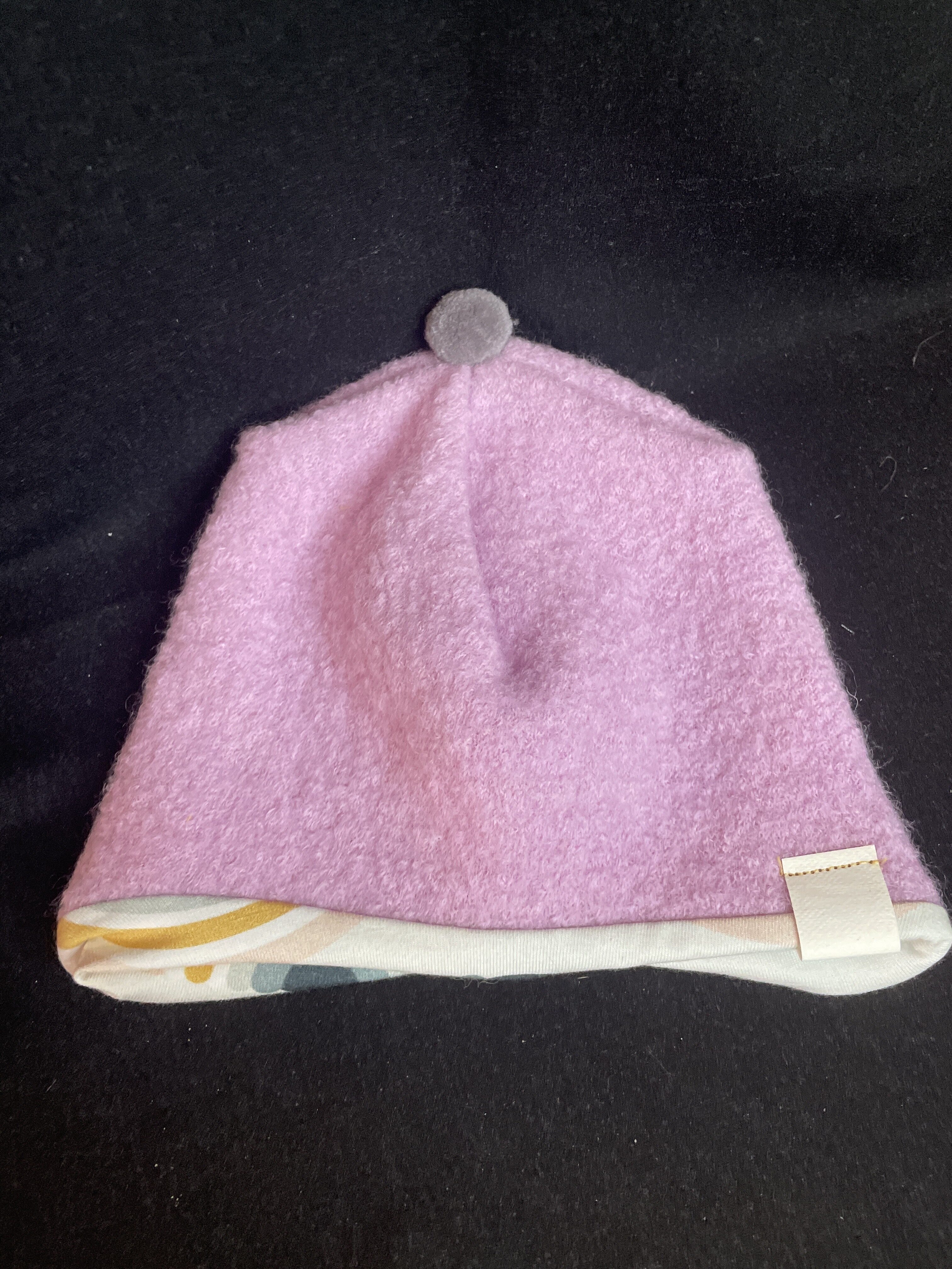 Rosa Baby Mütze mit Pompon und buntem Regenbogen-Innenfutter, Kopfumfang 38 cm