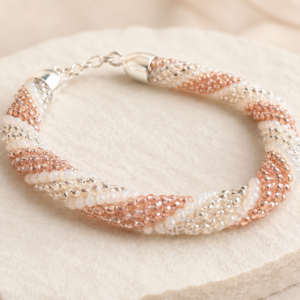 Handgefertigtes Spiral-Perlenarmband „Rosé Elegance“ – Glasperlen Armband in Rosé, Creme & Champagner