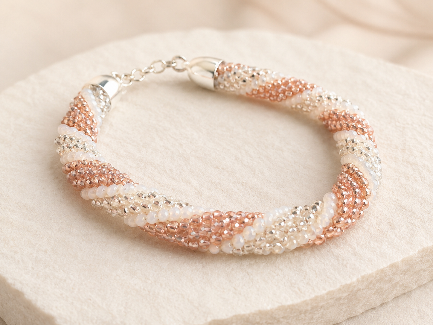 Handgefertigtes Spiral-Perlenarmband „Rosé Elegance“ – Glasperlen Armband in Rosé, Creme & Champagner