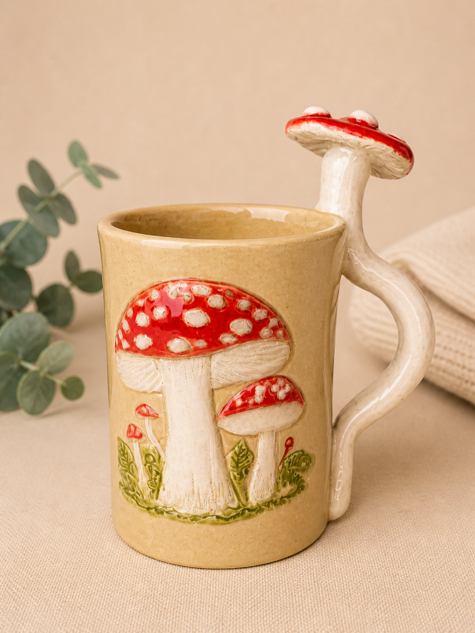 Handgefertigter Keramikbecher mit Fliegenpilz-Motiv und Pilz-Henkel in Naturfarben