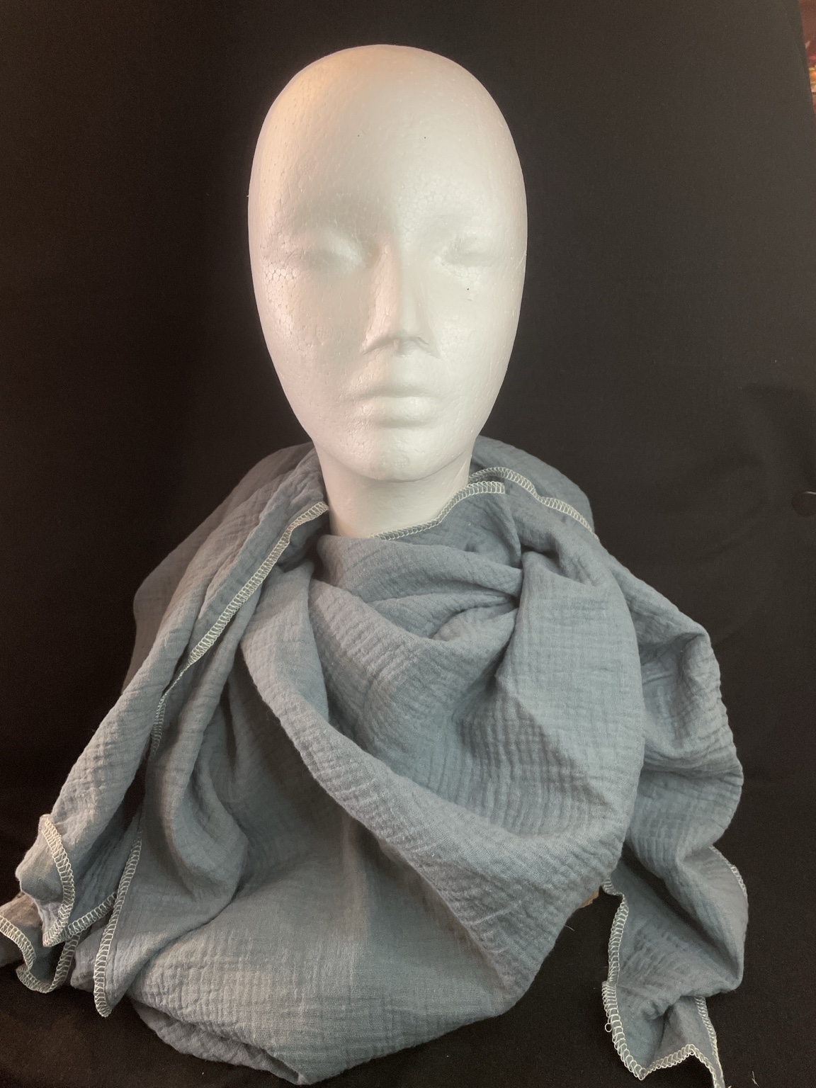 Musselin Dreieckstuch „Steel Blue“ – Graublau mit Kontrastnaht