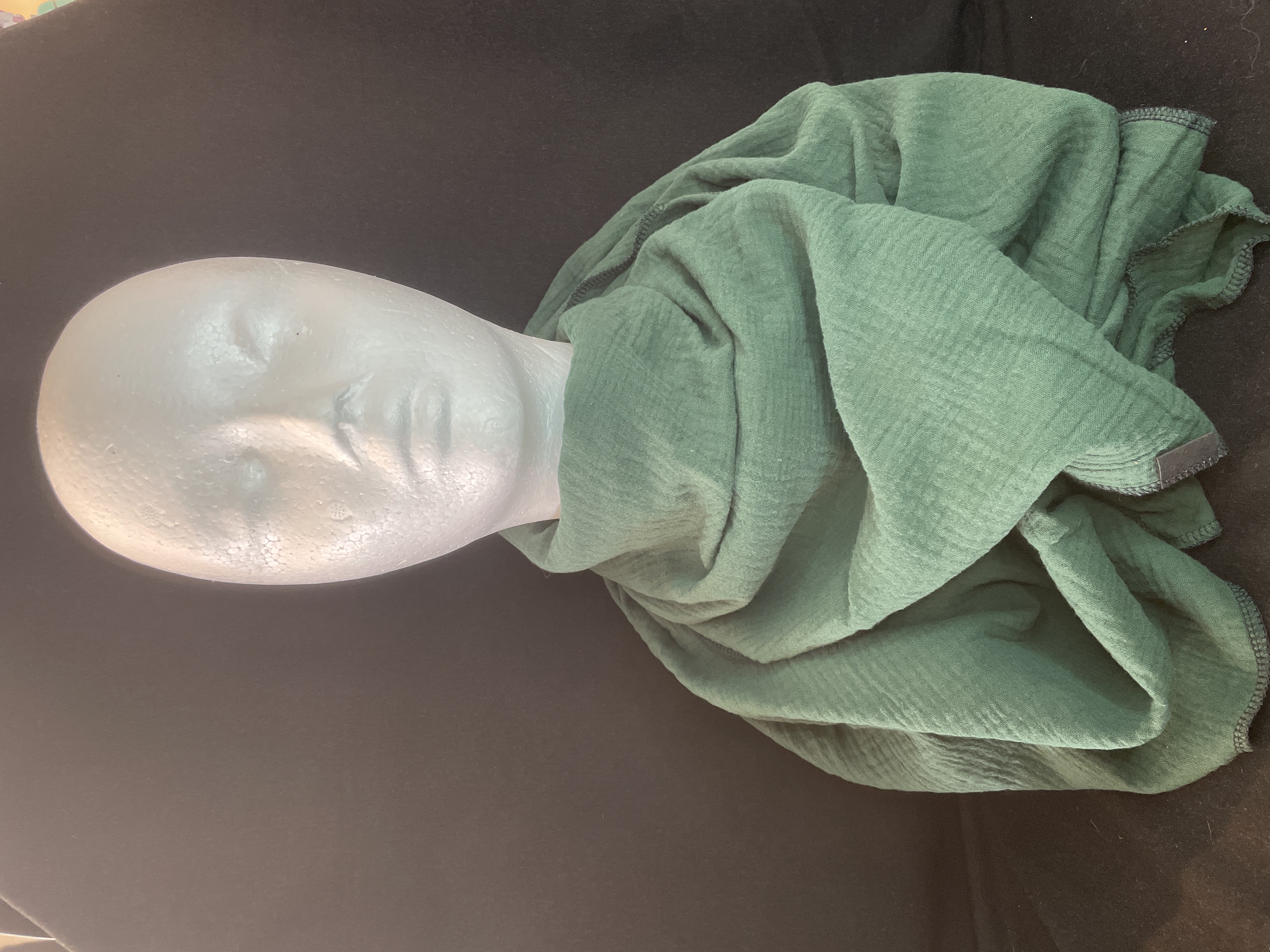 Edles Musselin Dreieckstuch in Waldgrün mit Kontrastnaht. 100 % Baumwolle, weich, atmungsaktiv und ideal für Herbst und Winter.