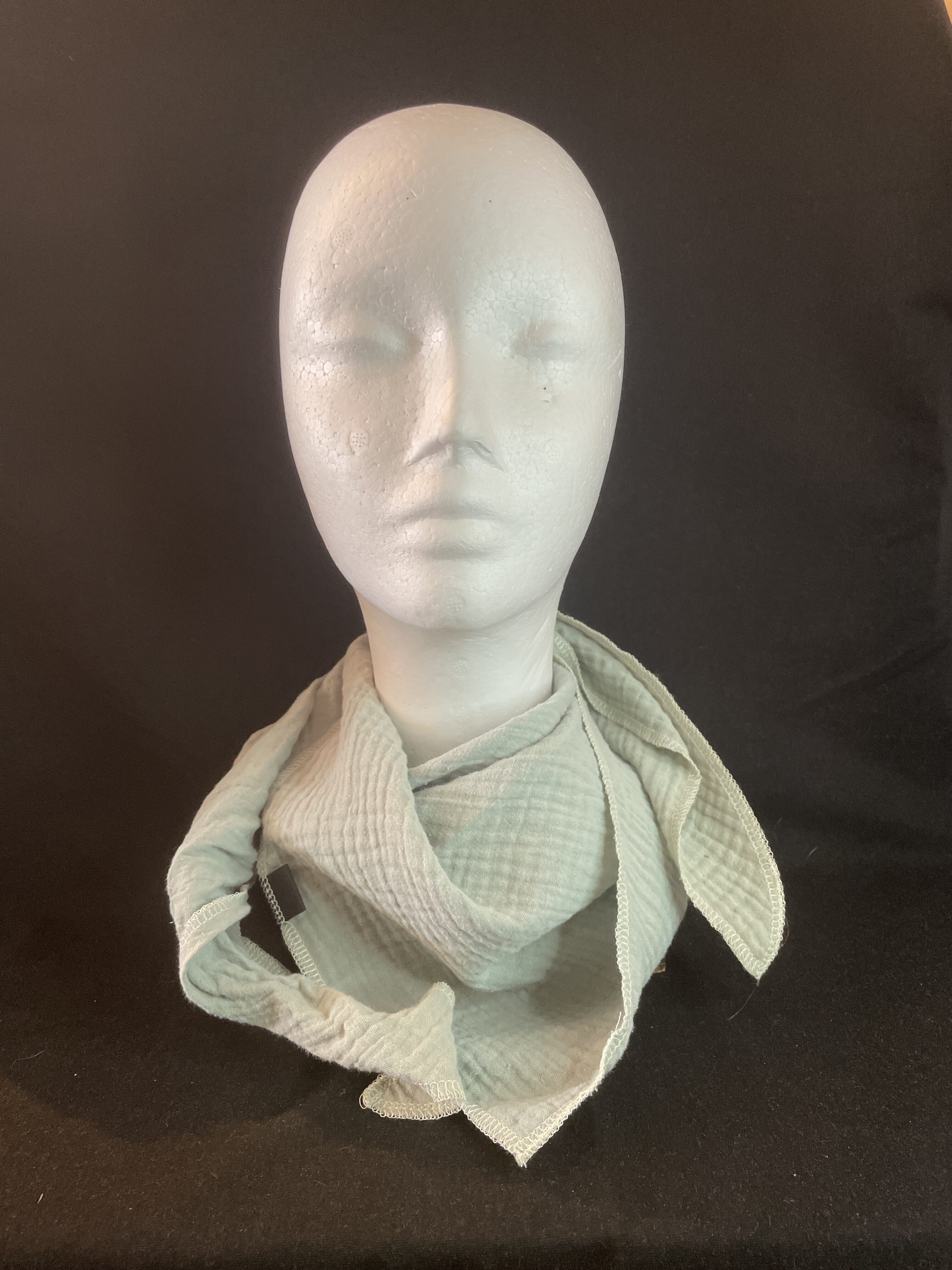 Modernes Musselin Dreieckstuch in Salbeigrün aus 100 % Baumwolle. Weich, atmungsaktiv und vielseitig kombinierbar.